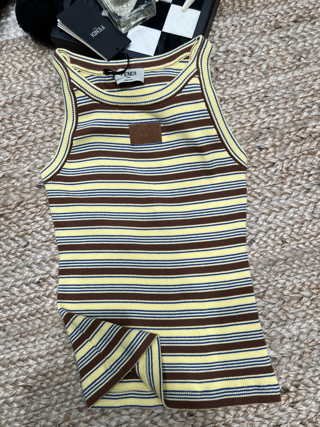 NO:821966,——F*D——2026 SS Striped Knitted Vest Made of soft elastic fabric, super comfortable to wear!  The three-color stripes of black, beige and white are simple and classic, versatile and easy to match. The brand woven label on the chest is full of details and highly recognizable. The sleeveless design is OK to wear alone or as an inner layer in spring and summer, SML, Fendi-clothing, fendi, loro piana,19860909——F*D——2026年SS 条纹针织背心 采用柔软弹性面料,穿着超舒适！黑米白三色条纹,简约又经典,百搭不挑人.胸前品牌织唛,细节满分,辨识度高.无袖设计,春夏单穿或内搭都很OK,SML,芬迪-服装,fendi,loro piana,,Women's clothing