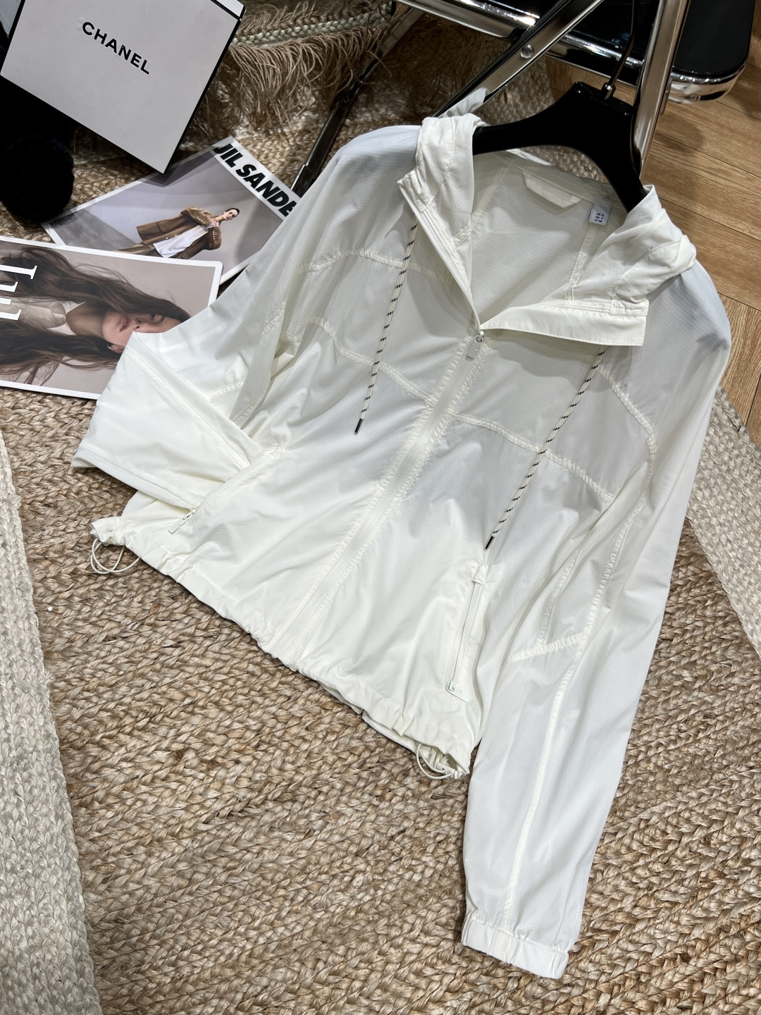 NO:822035,——Burberry——2026 SS hooded sun protection jacket, made of light and breathable fabric, windproof and water repellent, full UPF90+ sun protection, short and loose fit + adjustable hem, comfortable and practical, hooded design with sun protection and windproof, zipper opening and closing for easy putting on and taking off. Size SML XL, Burberry - Clothing, burberry, jackets & coats, hats,19860909——Burberry——2026年SS连帽防晒外套,采用轻薄透气面料,防风防泼水,UPF90+防晒力满分,短款宽松版型+可调节下摆,舒适又实用,连帽设计遮阳防风,拉链开合方便穿脱.码数SML XL,博柏利-服装,burberry,jackets & coats,hats,,Women's clothing