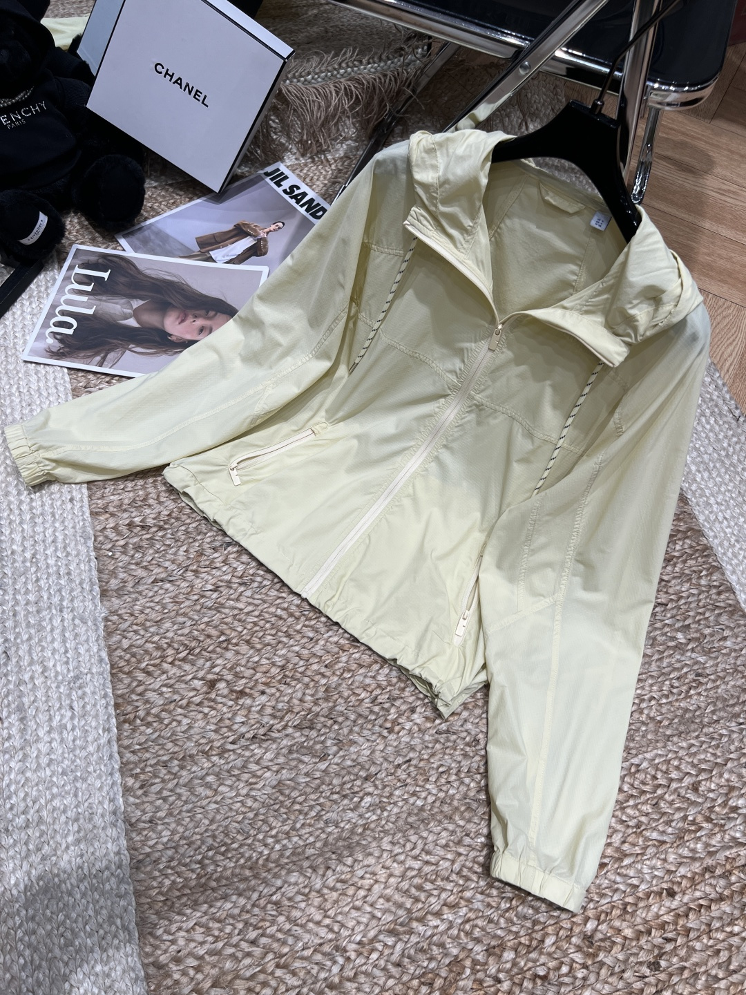 NO:822041,——Burberry——2026 SS hooded sun protection jacket, made of light and breathable fabric, windproof and water repellent, full UPF90+ sun protection, short and loose fit + adjustable hem, comfortable and practical, hooded design with sun protection and windproof, zipper opening and closing for easy putting on and taking off. Size SML XL, Burberry - Clothing, burberry, jackets & coats, hats,19860909——Burberry——2026年SS连帽防晒外套,采用轻薄透气面料,防风防泼水,UPF90+防晒力满分,短款宽松版型+可调节下摆,舒适又实用,连帽设计遮阳防风,拉链开合方便穿脱.码数SML XL,博柏利-服装,burberry,jackets & coats,hats,,Women's clothing