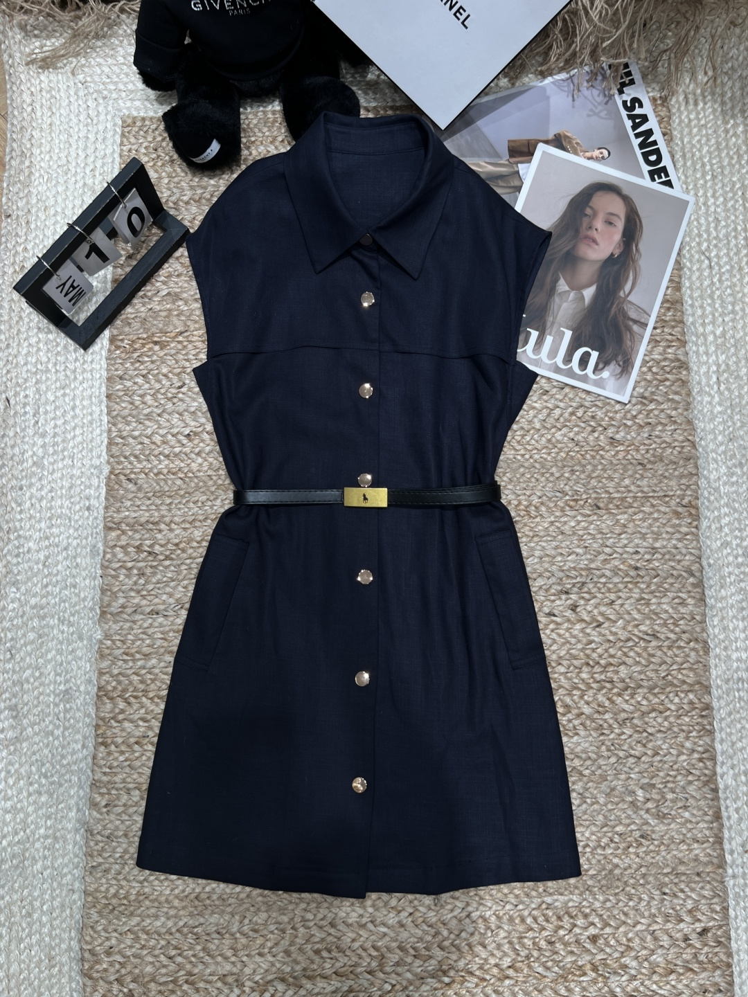 NO:821687,——Ralph*Laure* ——2026 SS Lyocell Tencel shirt dress, made of light and breathable fabric, super comfortable to wear in summer!  Sleeveless + lapel design, black belt to slim down the waist, metal buckles embellished with details. A-line skirt + symmetrical pockets, practical and fashionable, simple and elegant, easy to get!  SML,women's clothing,loro piana,skirts,shirts,19860909——Ralph*Laure* ——2026年SS 莱赛尔天丝麻衬衫连衣裙,采用轻薄透气面料,夏天穿超舒服！无袖+翻领设计,黑色腰带收腰显瘦,金属扣点缀细节感满满.A字裙摆+对称口袋,实用又时髦,简约气质轻松get！SML,女装,loro piana,skirts,shirts,,Women's clothing
