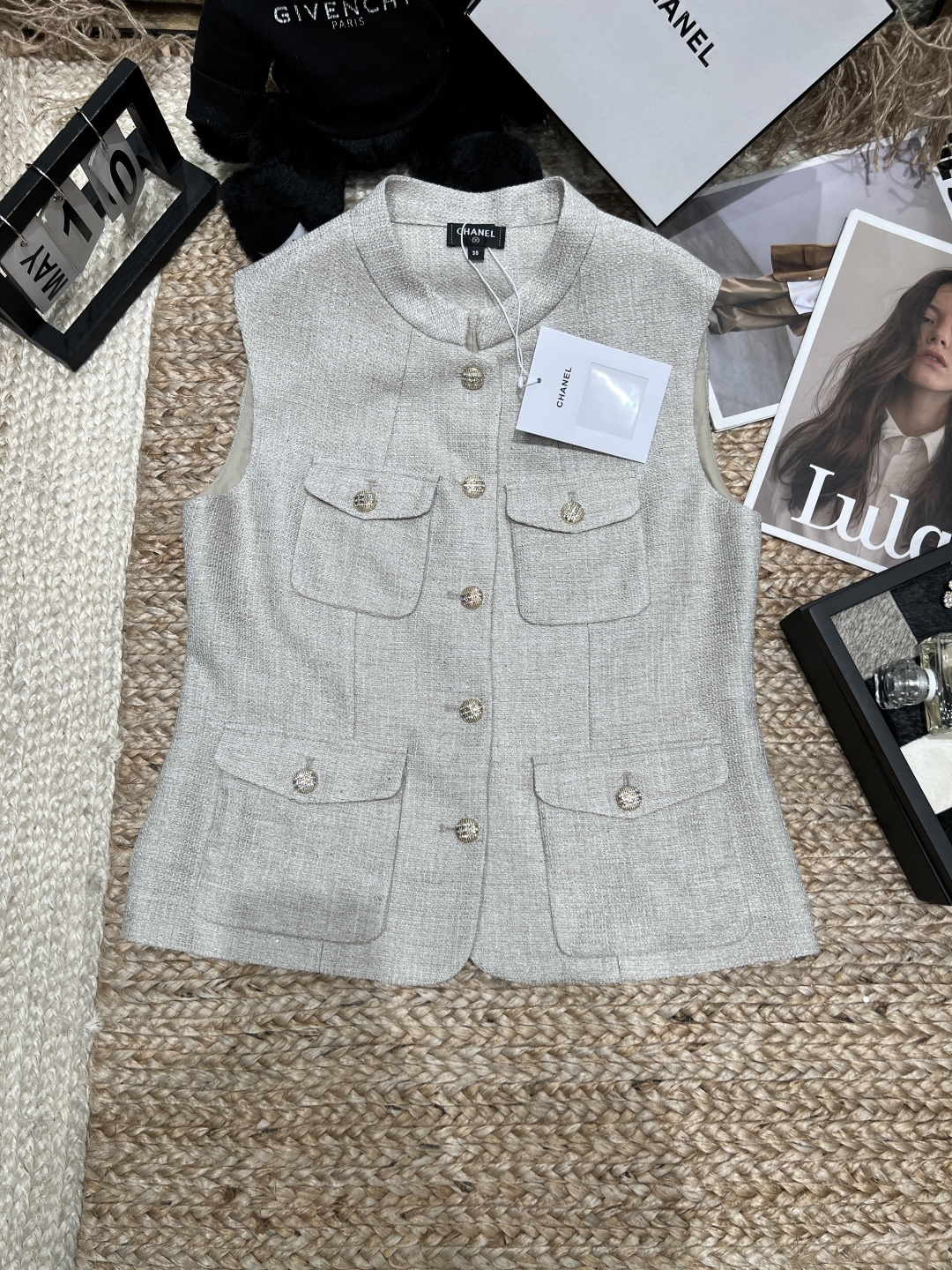 NO:821642,——Chane*——2026 SS small fragrance style sleeveless vest, tweed material, metal buttons + four pocket design, simple and exquisite. The sleeveless design is easy to layer and easily create an elegant retro style. SML, Chanel-clothing, chanel, chanel, loro piana,19860909——Chane*——2026年SS 小香风无袖马甲,粗花呢材质,金属纽扣+四口袋设计,简约又精致.无袖设计方便叠穿,轻松打造优雅复古风.SML,香奈儿-服装,chanel,chanel,loro piana,,Women's clothing