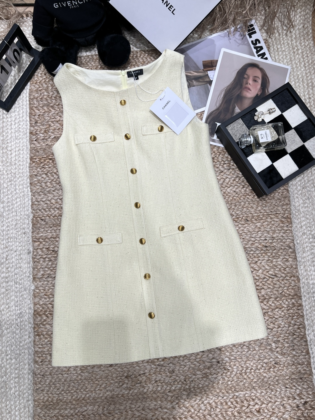 NO:821654,——Chane*——2026 SS small fragrant dress, made of classic tweed fabric, with a crisp and stylish texture. Sleeveless vest design + round neck cut, embellished with gold buttons, retro and modern. The straight version is great when worn alone or layered, and it is easy to create an elegant and elegant style, which can be easily controlled for daily commuting and dating. SML, Chanel-clothing, chanel, chanel, loro piana, skirts,19860909——Chane*——2026年SS 小香风连衣裙,采用经典花呢面料,质感挺括有型.无袖背心设计+圆领剪裁,金色纽扣点缀,复古又摩登.直筒版型,单穿或叠搭都很出彩,轻松打造优雅千金风,日常通勤、约会都能轻松驾驭.SML,香奈儿-服装,chanel,chanel,loro piana,skirts,,Women's clothing