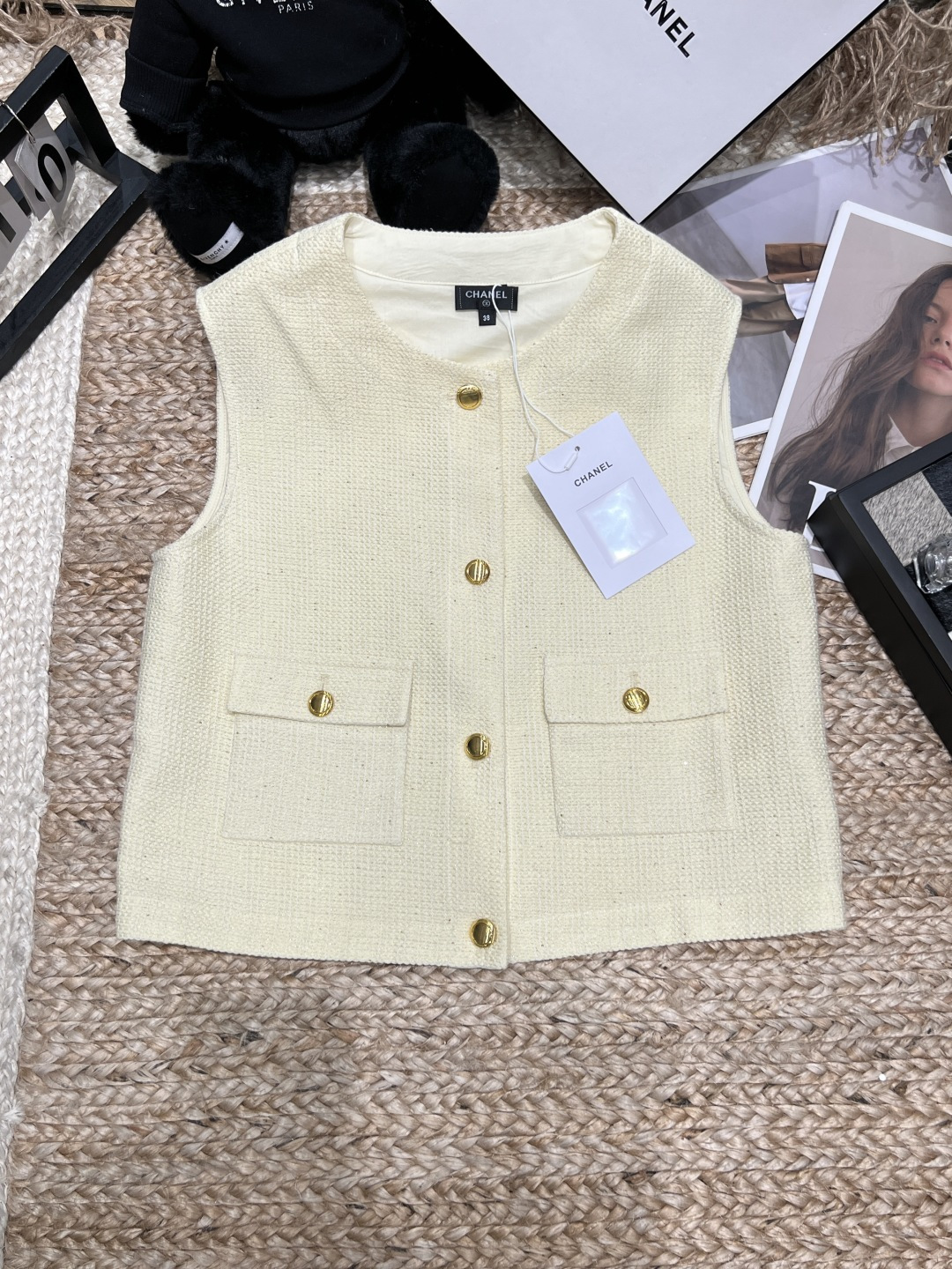 NO:821648,——Chane*——2026 SS small fragrant vest, light yellow tone + metal buttons, simple, elegant and super temperamental!  Sleeveless design + round neck cut, it can be worn alone or layered. The double pockets on the front are practical and beautiful, full of sophistication. It is a classic item in Xiaoxiangfeng series. Pair it with jeans or wide-leg pants, and you can easily get French relaxed style!  Size SML, Chanel-clothing, chanel, chanel, jeans,19860909——Chane*——2026年SS 小香风马甲,浅黄色调+金属纽扣,简约优雅超有气质！无袖设计+圆领剪裁,叠穿单穿都OK,正面双口袋实用又好看,精致感满满,是小香风系列经典单品,搭配牛仔裤或阔腿裤,轻松get法式松弛风穿搭！码数SML,香奈儿-服装,chanel,chanel,jeans,,Women's clothing