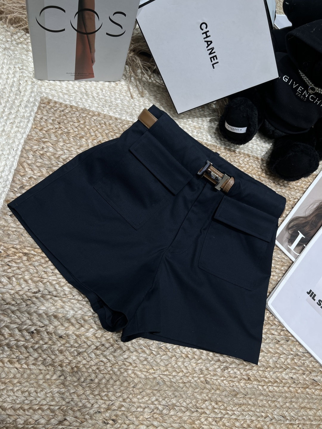 NO:830232,——Herm**——2026 SS high-waist work style shorts, loose fit + double flap pockets on the back, practical and stylish!  Light and breathable fabric, super comfortable to wear in summer. The high-waisted design elongates the leg proportions, making you look slimmer and taller. The light khaki & dark blue are versatile and easy to use for commuting, leisure, and vacation. Pair it with a T-shirt, shirt or sweater, and you can easily get a simple and fashionable feel. SML, Hermes-clothing, hermes, hermes, loro piana, shorts, shirts, tees, t-shirt,19860909——Herm**——2026年SS这款高腰工装风短裤,宽松版型+后侧双翻盖口袋,实用又有设计感！轻薄透气面料,夏天穿超舒服.高腰设计拉长腿部比例,显瘦显高,浅卡其&深蓝色百搭不挑人,通勤、休闲、度假都能轻松驾驭～搭配T恤、衬衫或针织衫,简约时髦感轻松getSML,爱马仕-服装,hermes,hermes,loro piana,shorts,shirts,tees，t-shirt,,Women's clothing