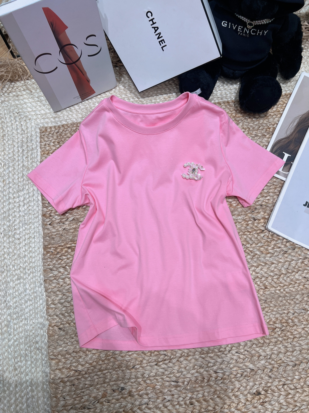 NO:860017,——Chane*——2026 SS pink short-sleeved T-shirt is made of soft cotton fabric, breathable and comfortable, perfect for summer!  The exquisite small fragrance logo on the chest is full of details and highly recognizable. The round neck design is simple and versatile, and the pink color is fresh and soft, which can be easily used for daily leisure or light sports. It goes well with jeans and short skirts, and can easily create a dynamic girly style. SML, Chanel-clothing, chanel, chanel, skirts, jeans, T-shirt, tees, t-shirt,19860909——Chane*——2026年SS 粉色短袖T恤采用柔软棉质面料,透气又舒适,夏天穿超合适！胸前精致小香logo,细节满分,辨识度高.圆领设计简约百搭,粉色清新柔和,日常休闲或轻运动都能轻松驾驭.搭配牛仔裤、短裙都很出彩,轻松打造活力少女风.SML,香奈儿-服装,chanel,chanel,skirts,jeans,T-shirt,tees，t-shirt,,Women's clothing