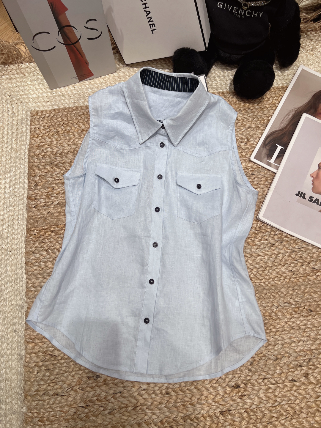 NO:830282,——Ralp* Laure*——2026 SS linen sleeveless shirt, made of linen material, breathable and moisture-absorbent, super comfortable to wear in summer!  Classic lapels + double flap pockets + dark buttons, full of simple retro style. The sleeveless design is refreshing and neat, which can be easily used for commuting, daily life and vacation. Linen has natural pleats, which is casual and advanced. When paired with high-waisted pants or skirts, you can easily get the 'old money style' SML, women's clothing, loro piana, skirts, shirts,19860909——Ralp* Laure*——2026年SS 亚麻无袖衬衫,采用亚麻材质,透气又吸湿,夏天穿超舒服！经典翻领+双翻盖口袋+深色纽扣,简约复古风满满.无袖设计清爽利落,通勤、日常、度假都能轻松驾驭.亚麻自带自然褶皱,随性又高级,搭配高腰裤或半身裙,轻松get“老钱风”穿搭SML,女装,loro piana,skirts,shirts,,Women's clothing