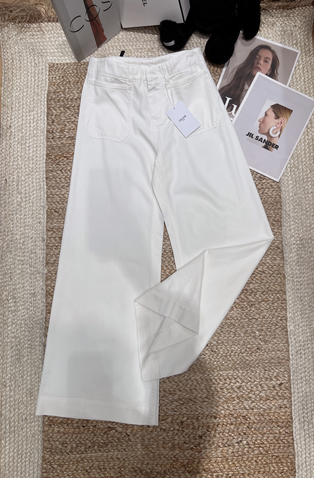 NO:830221,——Celin*——2026 SS C white wide-leg pants, high waist design + loose straight cut, smooth lines, full of modernity!  The fabric is draped and comfortable, perfect for spring and summer ~ The white color is fresh and versatile, and can be easily used for commuting, daily life, and formal occasions. Pair it with a shirt or a simple top, and you can easily get a high-end sense of relaxation↓Size 24-30, Celine-clothing, celine, celine, chanel, shirts,19860909——Celin*——2026年SS C家白色阔腿裤,高腰设计+宽松直筒剪裁,线条流畅,现代感满满！面料垂坠舒适,春夏穿超合适～白色清新百搭,通勤、日常、正式场合都能轻松驾驭.搭配衬衫或简约上衣,轻松get高级松弛感↓码数24-30,赛琳-服装,celine,celine,chanel,shirts,,Women's clothing