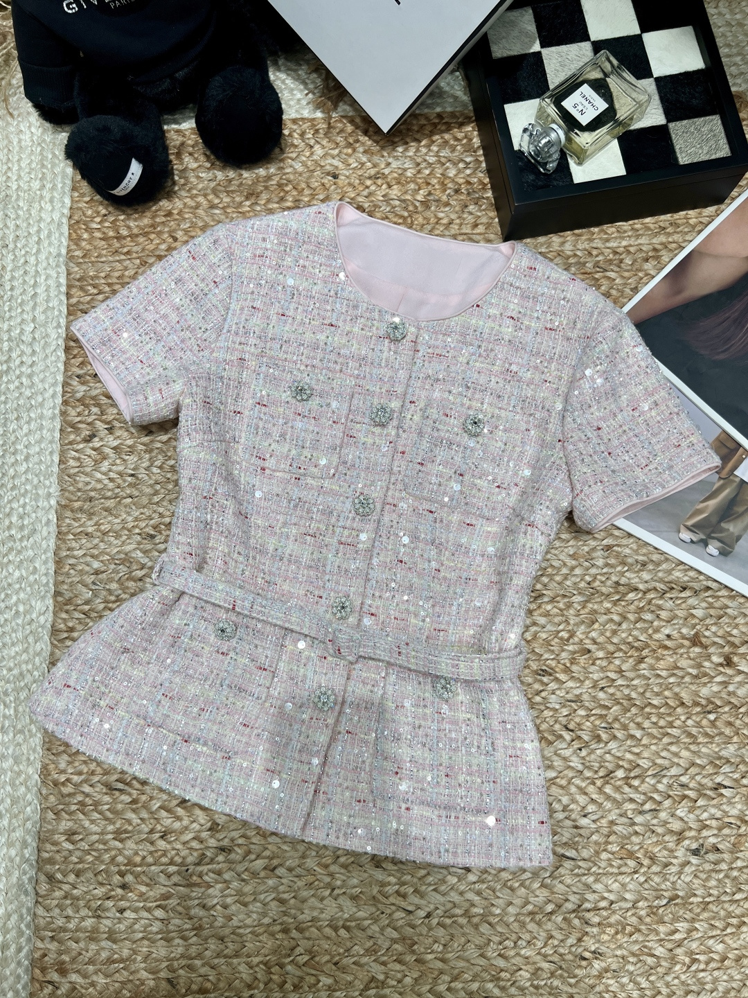 NO:830215,——Self-Portra*——2026 spring and summer new beaded sequin tweed top, classic small fragrance design, fabric blended yarn + beaded sequins, slightly shining under the light, super eye-catching!  Round neck + belt of the same fabric, the waist is slimmed down to show the figure, and rhinestone buttons are embellished with details. Elegant and elegant, gentle and noble, it is easy to create a refined look. Size SML, women's clothing, loro piana,19860909——Self-Portra*——2026春夏新款钉珠亮片粗花呢上衣,经典小香风设计,面料混纺纱线+钉珠亮片,光线下微微闪耀超吸睛！圆领+同面料腰带,收腰显身材,水钻纽扣点缀细节感满满.优雅千金风,温柔又贵气,轻松打造精致造型.码数SML,女装,loro piana,,Women's clothing