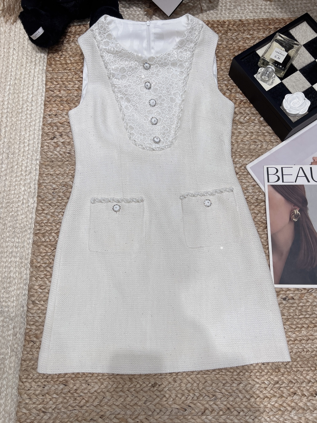 NO:830127,——Chane*——2026 SS Xiaoxiang style white sleeveless dress, made of tweed fabric, with fine and textured texture, lace + metal buttons embellishment, full of sophistication. The A-line version is slim and slim, small people can easily control it, and the pocket design is practical and beautiful. The overall style is elegant and socialite, suitable for dates, parties, and formal occasions, and it is easy to create a high-end look. SML, Chanel-clothing, chanel, chanel, loro  piana,skirts,19860909——Chane*——2026年SS 小香风白色无袖连衣裙,采用粗花呢面料,质感细腻有纹理,蕾丝花边+金属纽扣点缀,精致感满满.A字版型修身显瘦,小个子也能轻松驾驭,口袋设计实用又美观.整体风格优雅名媛,约会、聚会、正式场合都很适合,轻松打造高级气质穿搭.SML,香奈儿-服装,chanel,chanel,loro piana,skirts,,Women's clothing