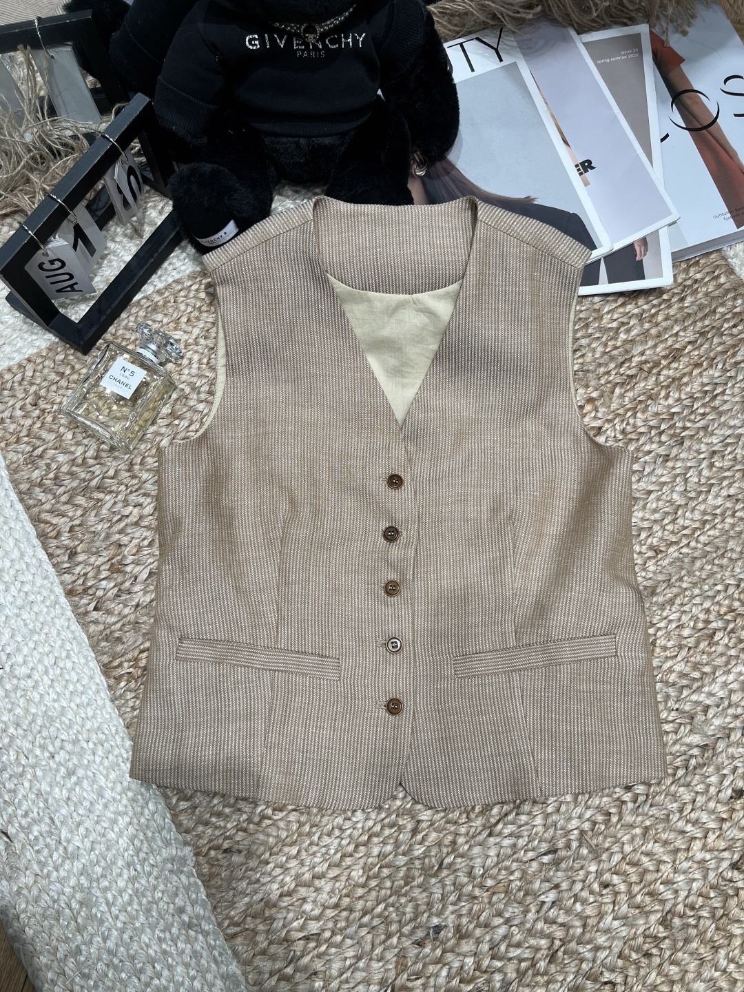 NO:830291,——L*P—— The 2026 SS Tencel hemp vest has a simple retro style, V-neck sleeveless design, five dark horn buttons on the front, decorative pockets on both sides, perfect details. Easily get the 'old money style' relaxed feeling, low-key and high-end, the linen material is breathable and comfortable, perfect for summer wear!  Size SML, women's clothing, loro piana,19860909——L*P——2026年SS天丝汉麻马甲简约复古风,V领无袖设计,正面五颗深色牛角纽扣,两侧有装饰口袋,细节满分.轻松get“老钱风”松弛感,低调又高级,亚麻材质透气舒适,夏天穿超合适！码数SML,女装,loro piana,,Women's clothing