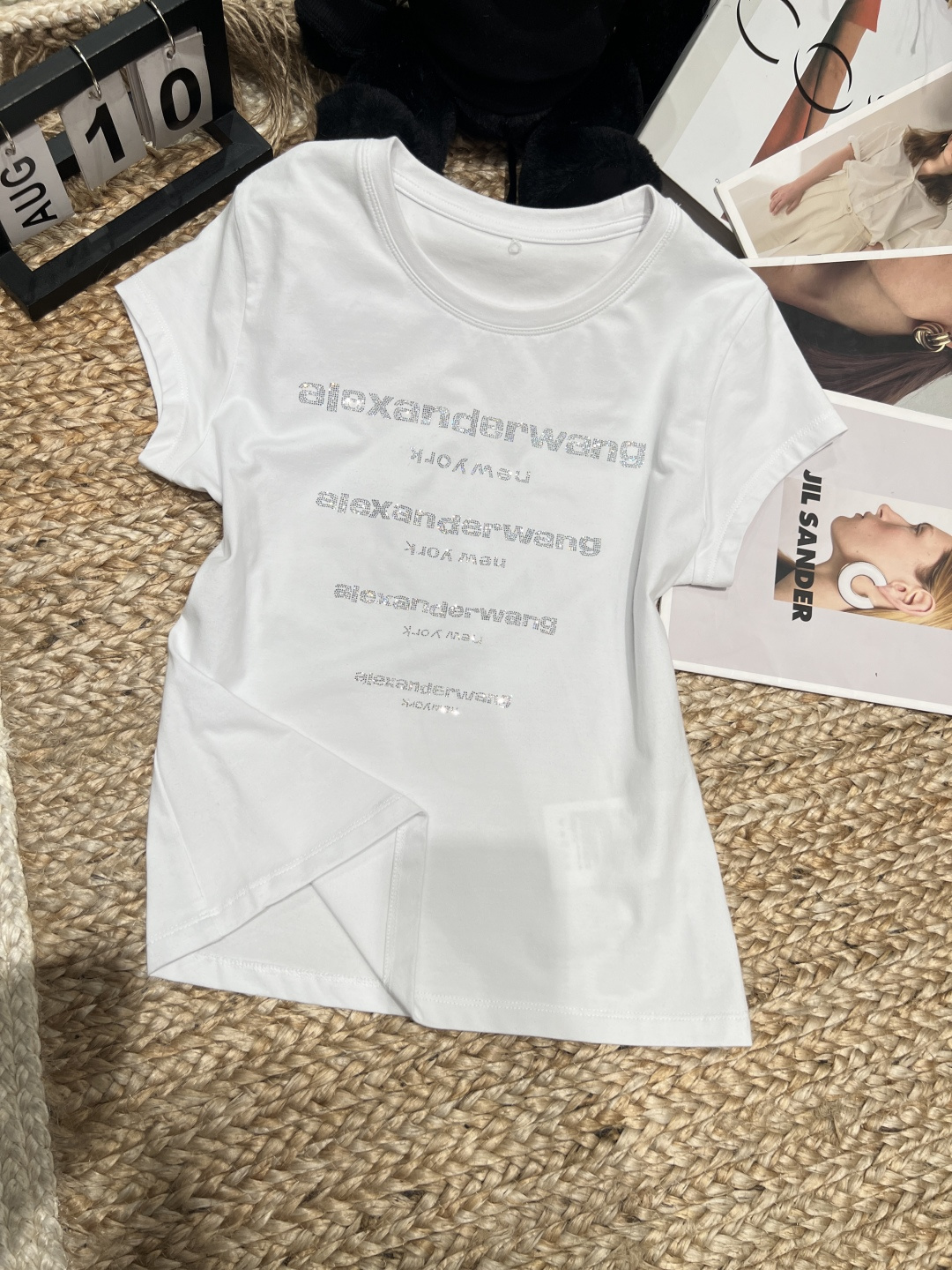 NO:830242,——Alexa*Wan*——2026SS Rhinestone short-sleeves, slightly elastic fabric, fit the body shape, slimming and slimming. Four rows of gradient Rhinestone letters on the front, mirror design is very recognizable, blingbling is super eye-catching under the light. Off-shoulder short sleeves + round neck, comfortable and fashionable, paired with high-waisted jeans or skirts, you can easily get the American hot girl style!  Suitable for daily outings and parties, perfect fashion sense SML, Alexander Wang-clothing, loro piana, alexander wang, skirts, jeans, T-shirt,19860909——Alexa*Wan*——2026SS 烫钻短袖,微弹面料,贴合身形,修身显瘦.正面四排渐变烫钻字母,镜像设计超有辨识度,光线下blingbling超吸睛.正肩短袖+圆领,舒适又时髦,搭高腰牛仔裤或短裙,轻松get美式辣妹风！日常出街、聚会都很适合,时尚感满分SML,亚历山大王-服装,loro piana,alexander wang,skirts,jeans,T-shirt,,Women's clothing