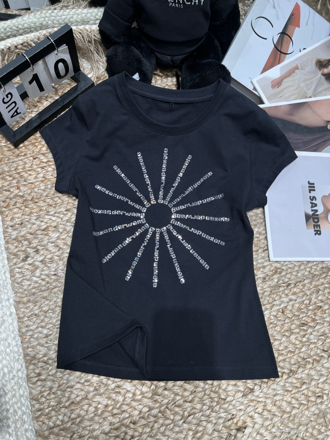 NO:830261,——Alexan* *Wan**——2026SS series hot diamond short-sleeved T-shirt, pure cotton material is soft and comfortable, and it is great to wear close to the body!  The radial hot-diamond logo on the front is super eye-catching under the light, making it highly recognisable. The slim-cut silhouette with straight shoulders and round neck design are simple and versatile. It can be easily worn in lazy style, hot girl style or sports style. It looks great with wide-leg pants and short skirts. You can easily switch styles for daily commuting or shopping. It is fashionable and practical!  SML,Alexander Wang-clothing,loro piana,alexander wang,skirts,T-shirt,tees,t-shirt,19860909——Alexan* *Wan**——2026SS 系列烫钻短袖T恤,纯棉材质柔软舒适,贴身穿着超赞！正面放射状烫钻Logo,灯光下blingbling超吸睛,辨识度满分.正肩修身剪裁,圆领设计简约百搭,无论慵懒风、辣妹风还是运动风都能轻松驾驭,搭配阔腿裤、短裙都很出彩,日常通勤或逛街都能轻松切换风格,时髦又实用！SML,亚历山大王-服装,loro piana,alexander wang,skirts,T-shirt,tees，t-shirt,,Women's clothing