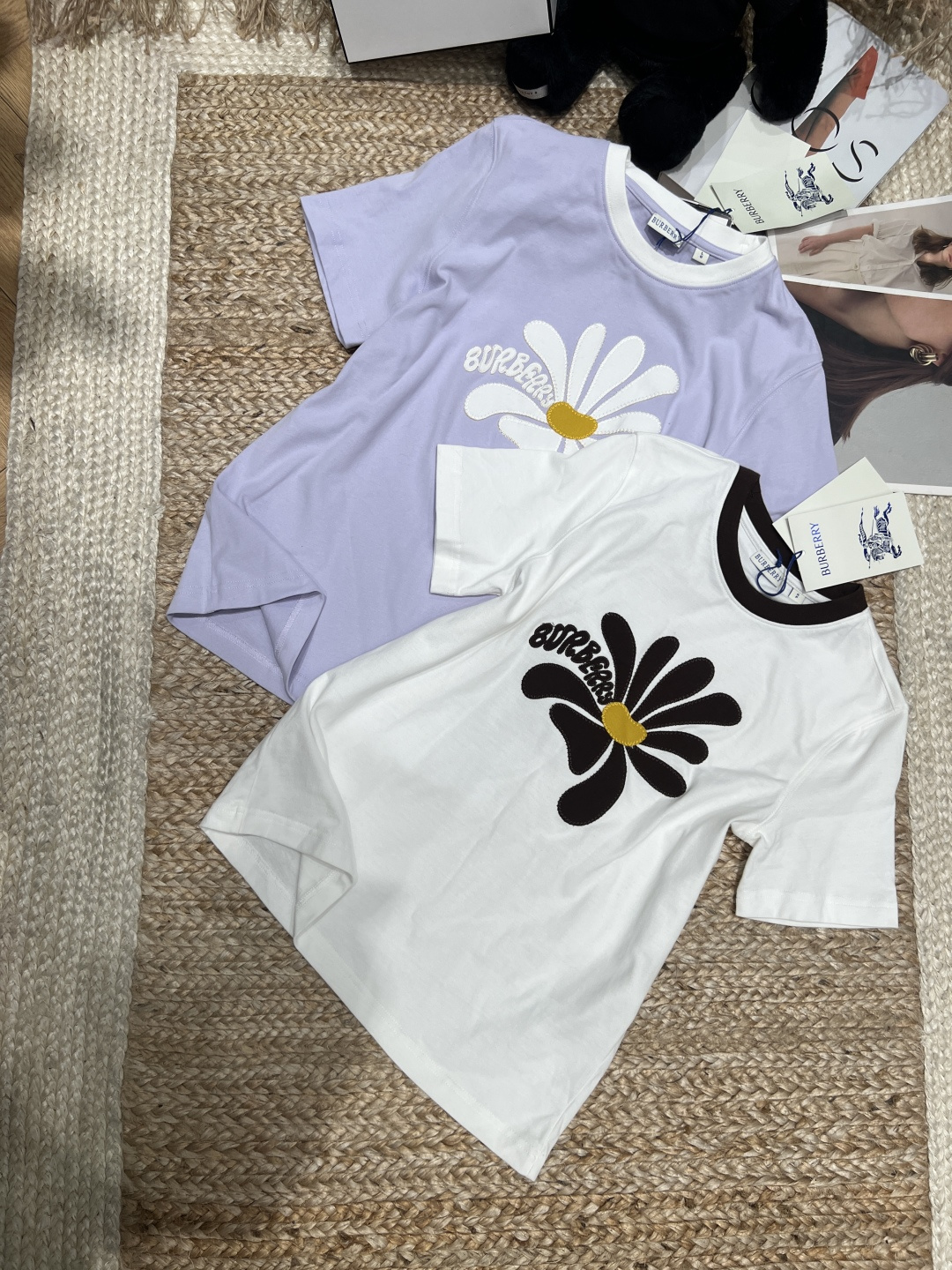 NO:830177,——Burber**——2026 SS daisy embroidered T-shirt, made of light plain woven cotton, soft and comfortable, suitable for daily wear. The daisy embroidery on the chest is matched with the brand logo, with exquisite details and full of British style. The contrasting neckline is simple and energetic. Whether paired with jeans or casual pants, you can easily create a fashionable and casual style. It is suitable for commuting, dating, and vacation. SML XL, Burberry-clothing, burberry, loro piana, jeans, tees, t-shirt,19860909——Burber**——2026年SS雏菊刺绣T恤,采用轻盈平织棉,柔软舒适,适合日常穿着.胸前雏菊刺绣搭配品牌徽标,细节精致,英伦风满满.撞色领口,简约又有活力,无论配牛仔裤还是休闲裤,都能轻松打造时尚休闲风,通勤、约会、度假都很适合哦,SML XL,博柏利-服装,burberry,loro piana,jeans,tees，t-shirt,,Women's clothing