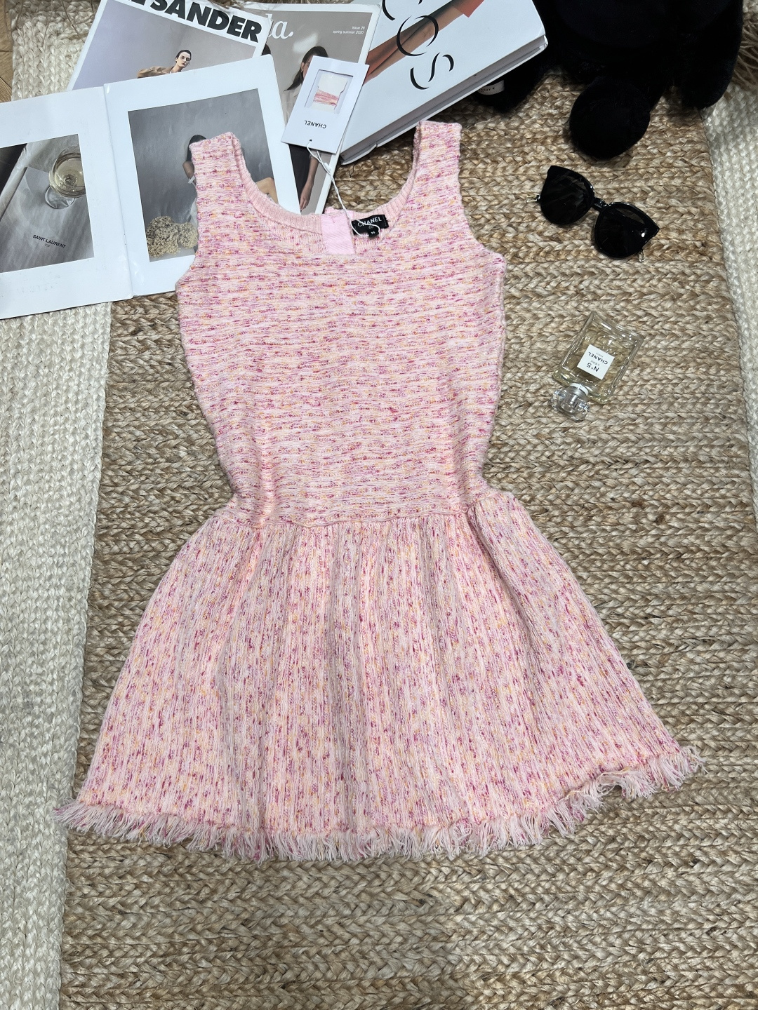 NO:830153,——Chane*——The 2026 SS colorful dot tweed dress is mixed with colorful yarns and full of atmosphere. Sleeveless vest design + high waistline, A-line skirt is smart and elegant, it is super practical to wear in reverse, and it is easy to switch styles!  The tweed fabric is full of texture and has a high-end texture. It can be easily used whether commuting or vacationing. It is gentle and fashionable ~ SML, Chanel-clothing, chanel, chanel, loro piana, skirts,19860909——Chane*——2026年SS彩点花呢连衣裙混织彩色纱线,氛围感满满.无袖背心设计+高腰线,A字裙摆灵动飘逸,正反两穿超实用,轻松切换风格！花呢面料肌理感十足,质感高级,无论通勤还是度假都能轻松驾驭,温柔又时髦～SML,香奈儿-服装,chanel,chanel,loro piana,skirts,,Women's clothing