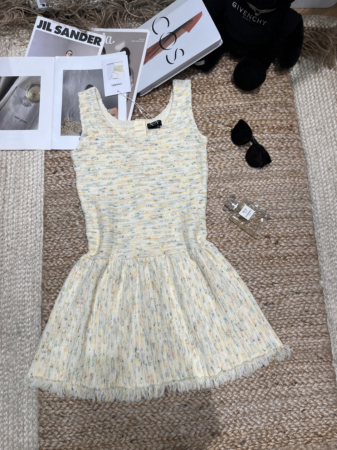 NO:830167,——Chane*——The 2026 SS colorful dot tweed dress is mixed with colorful yarns and full of atmosphere. Sleeveless vest design + high waistline, A-line skirt is smart and elegant, it is super practical to wear in reverse, and it is easy to switch styles!  The tweed fabric is full of texture and has a high-end texture. It can be easily used whether commuting or vacationing. It is gentle and fashionable ~ SML, Chanel-clothing, chanel, chanel, loro piana, skirts,19860909——Chane*——2026年SS彩点花呢连衣裙混织彩色纱线,氛围感满满.无袖背心设计+高腰线,A字裙摆灵动飘逸,正反两穿超实用,轻松切换风格！花呢面料肌理感十足,质感高级,无论通勤还是度假都能轻松驾驭,温柔又时髦～SML,香奈儿-服装,chanel,chanel,loro piana,skirts,,Women's clothing