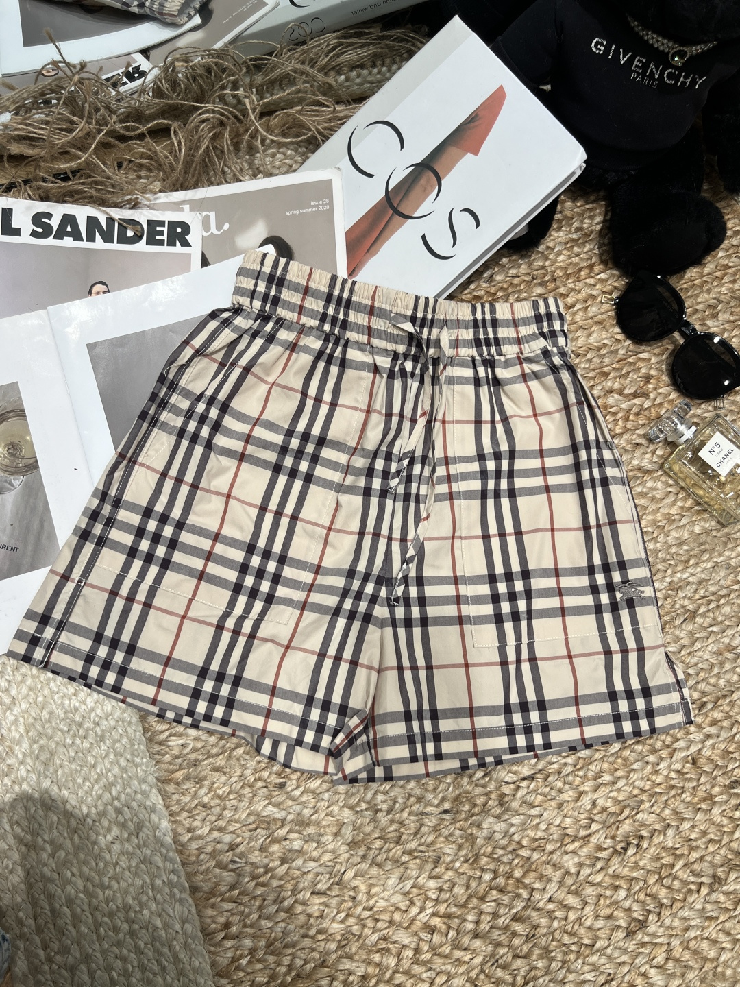 NO:830212,——Burbe**y——2026 SS two-color plaid shorts, classic plaid design, high-count custom-woven fabric, soft and breathable, perfect for summer!  Elastic drawstring waistband + slightly wide straight version, modify the waist and hip lines, perfect for a lazy and casual atmosphere. Millimeter-level precise grid tailoring, high-grade details, both drape and comfort. It can be easily controlled for daily commuting, dating, and leisure. Pair it with a knitted vest or shirt, it will look fresh and slim, and you can easily get a fashionable look!  SML,Burberry-clothing,burberry,loro piana,shorts,shirts,19860909——Burbe**y——2026年SS 两色格纹短裤,经典格纹设计,高支定织面料,柔软透气超适合夏天！松紧抽绳腰头+微阔直筒版型,修饰腰胯线条,慵懒随性氛围感满分.毫米级精准对格剪裁,细节高级,垂坠感和舒适度兼具.日常通勤、约会、休闲都能轻松驾驭,搭配针织背心或衬衫,清新显瘦,轻松get时髦look！SML,博柏利-服装,burberry,loro piana,shorts,shirts,,Women's clothing