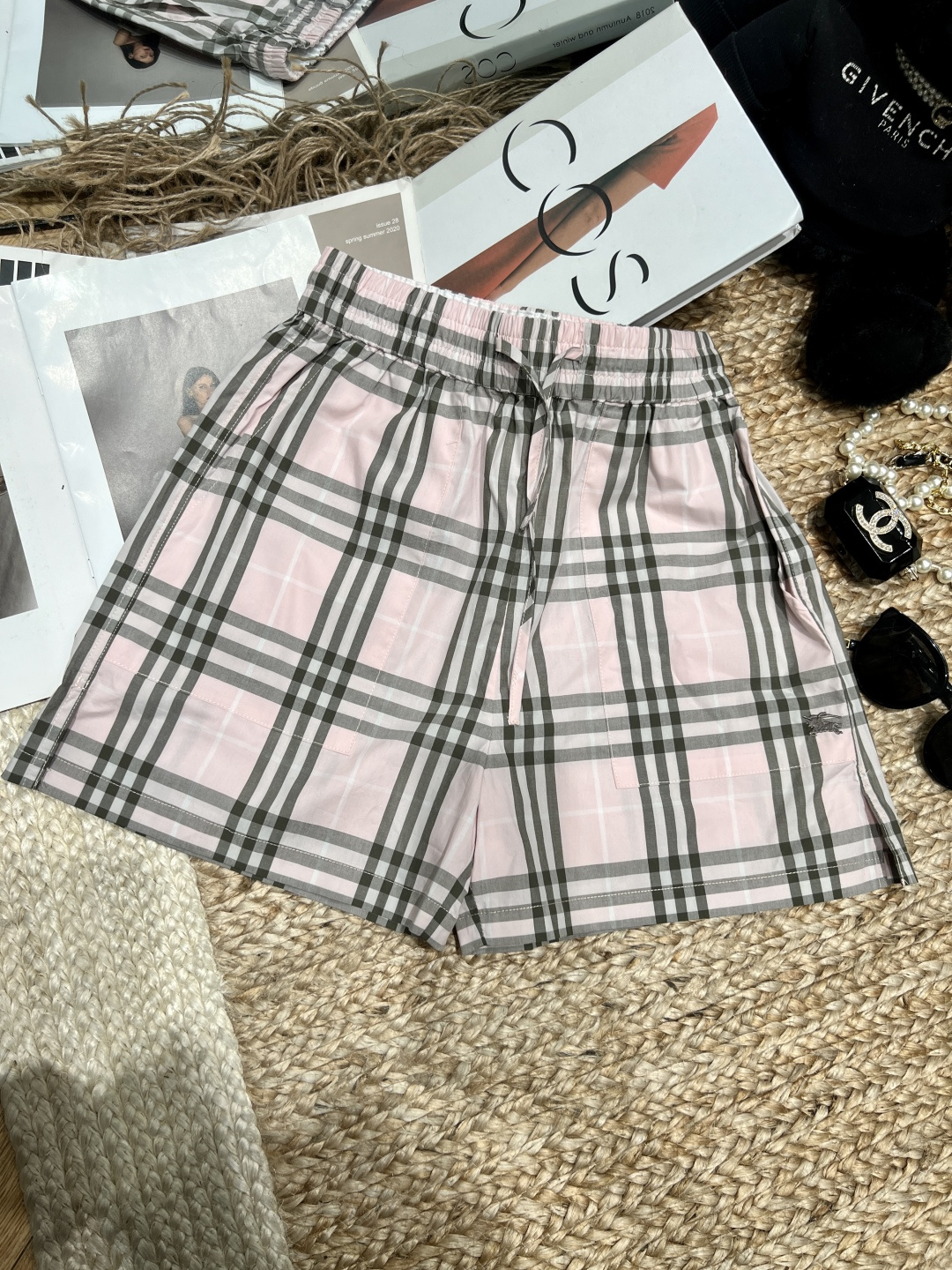 NO:830224,——Burbe**y——2026 SS two-color plaid shorts, classic plaid design, high-count custom-woven fabric, soft and breathable, perfect for summer!  Elastic drawstring waistband + slightly wide straight version, modify the waist and hip lines, perfect for a lazy and casual atmosphere. Millimeter-level precise grid tailoring, high-grade details, both drape and comfort. It can be easily controlled for daily commuting, dating, and leisure. Pair it with a knitted vest or shirt, it will look fresh and slim, and you can easily get a fashionable look!  SML,Burberry-clothing,burberry,loro piana,shorts,shirts,19860909——Burbe**y——2026年SS 两色格纹短裤,经典格纹设计,高支定织面料,柔软透气超适合夏天！松紧抽绳腰头+微阔直筒版型,修饰腰胯线条,慵懒随性氛围感满分.毫米级精准对格剪裁,细节高级,垂坠感和舒适度兼具.日常通勤、约会、休闲都能轻松驾驭,搭配针织背心或衬衫,清新显瘦,轻松get时髦look！SML,博柏利-服装,burberry,loro piana,shorts,shirts,,Women's clothing