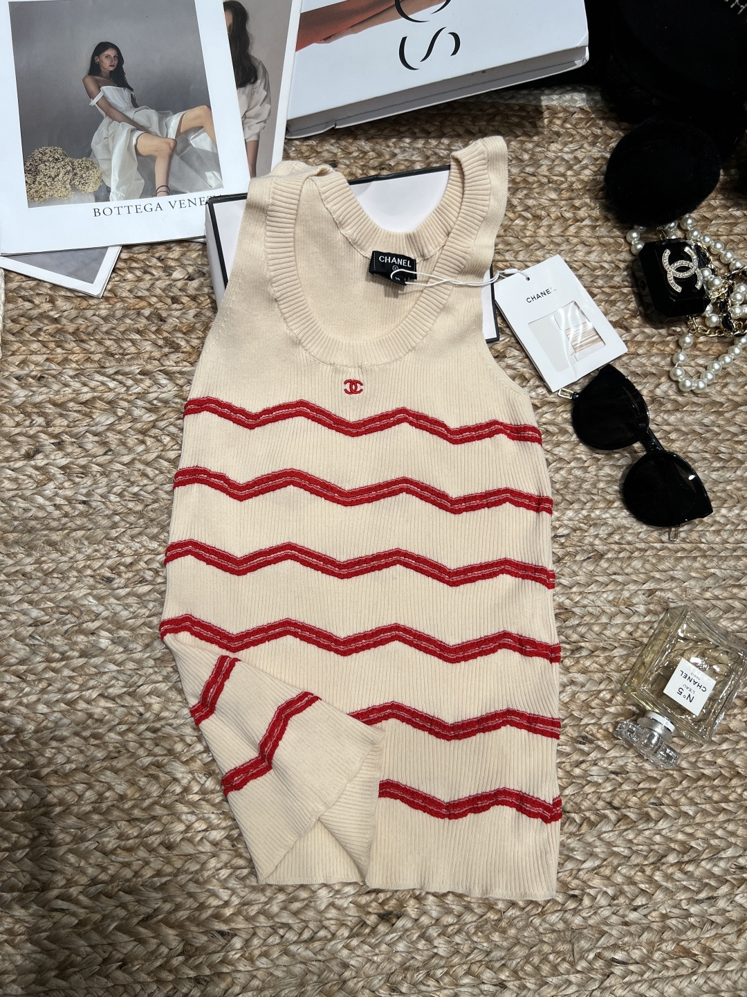 NO:830146,——Chane*——2026 SS red and white wavy knitted vest, milky white background with red wavy stripes, full of French retro feel!  The double C embroidery on the chest is very recognizable. The knitted fabric is soft and skin-friendly, and it is very comfortable to wear in spring and summer. It is great to wear alone or layered with it. It is easy to create a layered look ~ it can be worn on vacation and in daily life. It is practical and fashionable. It is a popular item in the series!  SML,Chanel-clothing,chanel,chanel,loro piana,19860909——Chane*——2026年SS 红白波浪纹针织背心,奶白底色配红色波浪条纹,法式复古感满满！胸前双C刺绣超有辨识度.针织面料柔软亲肤,春夏穿超舒服,单穿或内搭都很出彩,层次感轻松拿捏～度假、日常都能穿,实用又时髦,是系列热门单品！SML,香奈儿-服装,chanel,chanel,loro piana,,Women's clothing