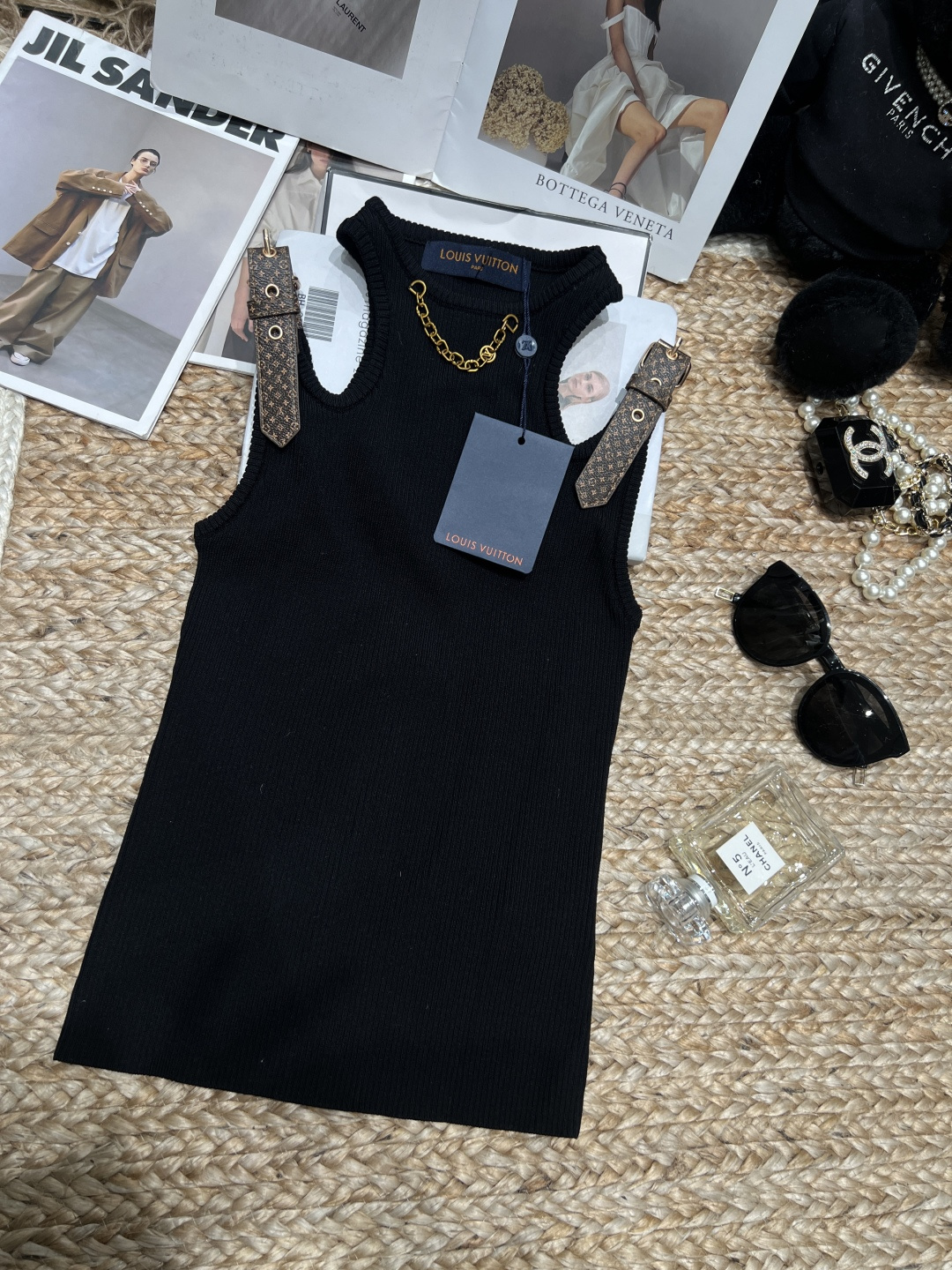 NO:830136,——L*V——2026 SS black knitted vest, soft and skin-friendly, super comfortable to wear next to the body!  Cut-out shoulder design + Monogram presbyopic webbing on the shoulder, full of details. The classic black color is versatile and can be worn alone or layered. It can easily switch between street cool or lazy and casual style. It can be used for daily life, fitness, and leisure. It is a must-have item in the summer wardrobe!  SML,Chanel-clothing,chanel,loro piana,19860909——L*V——2026年SS 黑色针织背心,柔软亲肤,贴身穿着超舒适！挖肩设计+肩部Monogram老花织带,细节满分.经典黑色百搭,单穿或内搭都很出彩,轻松切换街头酷感or慵懒随性风.日常、健身、休闲都能hold住,是夏日衣橱必备单品！SML,香奈儿-服装,chanel,loro piana,,Women's clothing