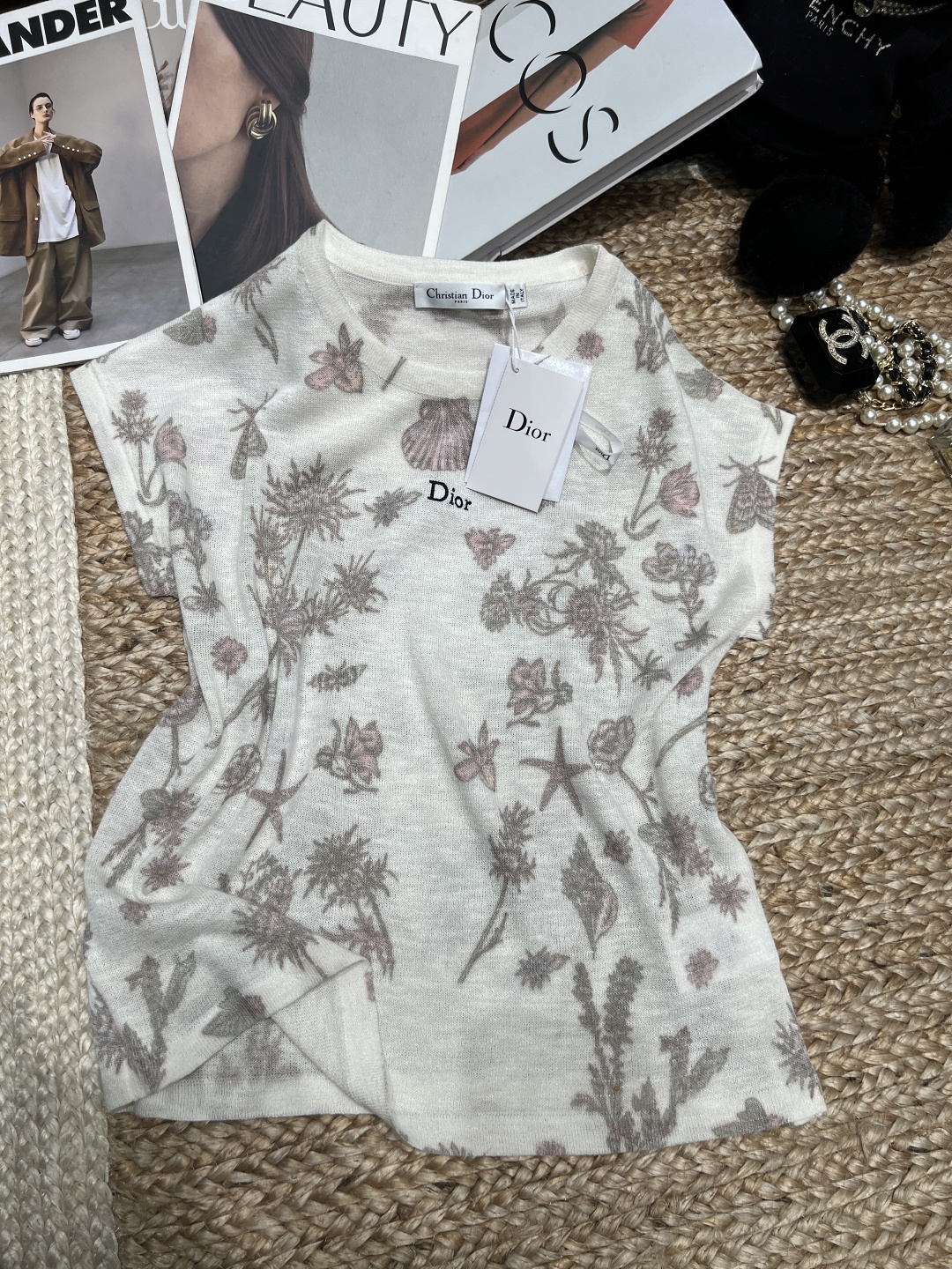NO:830182,——Dio*——2026 SS marine plant printed T-shirt, off-white base + marine elements such as starfish, shells, seaweed, full of summer atmosphere!  The fabric is light and breathable, super comfortable to wear, and the round neck and short-sleeved design is simple and versatile. It is suitable for daily outings or vacations. The printing details are exquisite and full of artistic sense. You can easily wear it with jeans or skirts and get a fresh and natural style ~ SML, Dior-clothing, dior, dior, loro piana, skirts, jeans, T-shirt, tees, t-shirt,19860909——Dio*——2026年SS海洋植物印花T恤,米白色底+海星、贝壳、海草等海洋元素,夏日氛围感拉满！面料轻薄透气,穿着超舒适,圆领短袖设计简约百搭,日常出街或度假都很适合.印花细节精致,艺术感满满,随便搭牛仔裤or半裙,轻松get清新自然风～SML,迪奥-服装,dior,dior,loro piana,skirts,jeans,T-shirt,tees，t-shirt,,Women's clothing