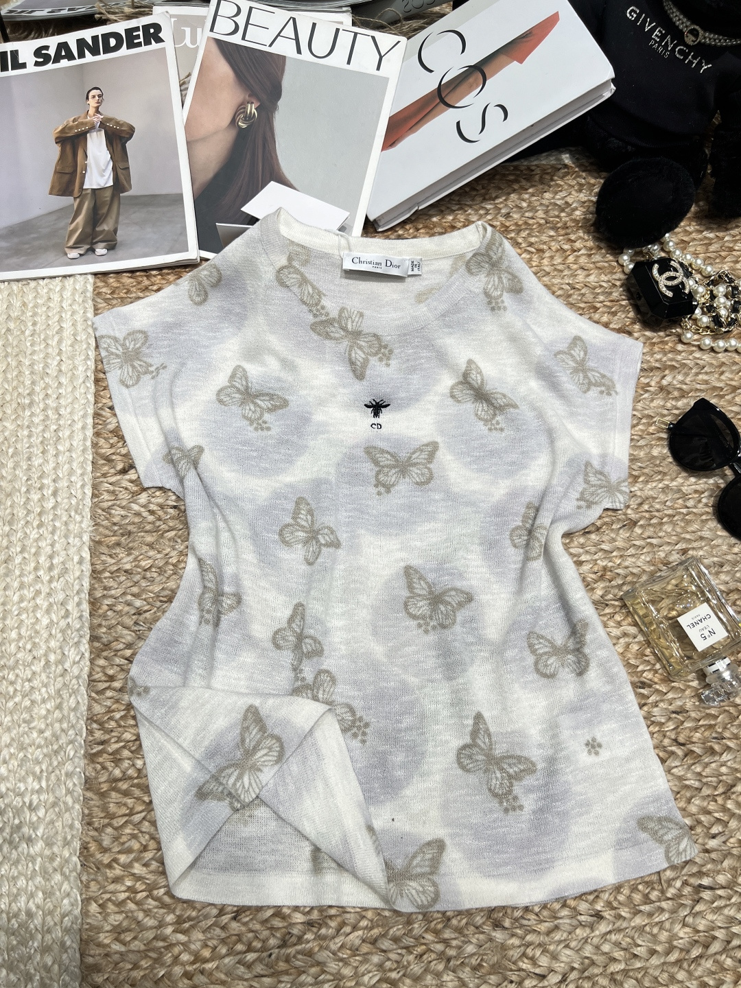 NO:830193,——Dio*——2026 SS butterfly print T-shirt, knitted fabric, jacquard technology gives the cloth a three-dimensional texture, good elasticity, skin-friendly and breathable, super comfortable to wear!  Light gray + butterfly pattern, elegant and smart, can be easily used in daily life or vacation. The round neck and short-sleeved design is simple and elegant, and it looks great with jeans and skirts. It is easy to get an intellectual and sweet style ~ SML, Dior-clothing, dior, dior, loro piana, skirts, jeans, T-shirt, tees, t-shirt,19860909——Dio*——2026年SS 蝴蝶印花T恤,针织面料,提花工艺让布面有立体肌理感,弹力好又亲肤透气,穿着超舒适！浅灰色+蝴蝶图案,优雅又灵动,日常或度假都能轻松驾驭.圆领短袖设计简约大方,随便搭配牛仔裤、半裙都很出彩,轻松get知性甜美风～SML,迪奥-服装,dior,dior,loro piana,skirts,jeans,T-shirt,tees，t-shirt,,Women's clothing