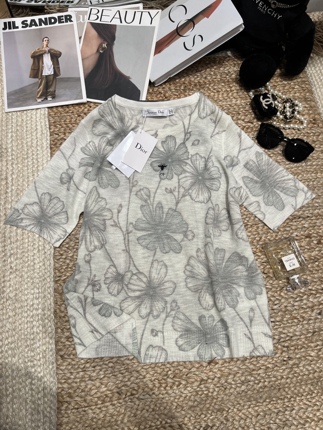 NO:830205,——Dio*——2026 SS floral print knitted loose T, made of light and breathable fabric, super comfortable to wear in spring and summer!  Gray floral pattern + simple round neck and short sleeves, elegant and casual, can be easily used for commuting, dating, and vacation. The D logo on the chest is very recognizable, the details are perfect, and the fashion sense is full!  Pair it with pearl jewelry or a small bag to directly enhance the sense of sophistication and easily create a high-end atmosphere. SML, Dior-clothing, dior, dior, loro piana, T-shirt,19860909——Dio*——2026年SS花卉印花针织宽松T,采用轻薄透气面料,春夏穿超舒服！灰色花卉图案+简约圆领短袖,优雅又休闲,通勤、约会、度假都能轻松驾驭.胸前D标志超有辨识度,细节满分,时尚感拉满！搭配珍珠饰品或小包,精致感直接提升,轻松打造高级氛围感.SML,迪奥-服装,dior,dior,loro piana,T-shirt,,Women's clothing