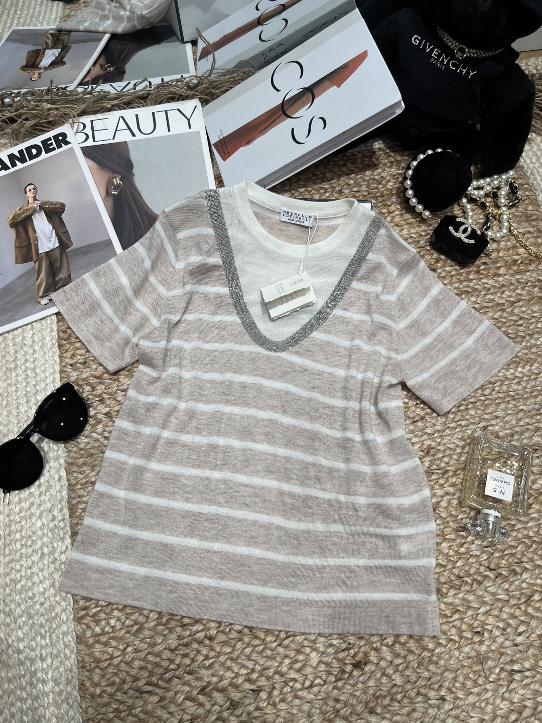 NO:830299,——B*C—— 2026 SS striped short-sleeved T-shirt, light and breathable knitted fabric, milk tea stripes + round neck design, simple and fashionable!  V-shaped diamond strips are embellished, and the details are perfect. The loose version is highly tolerant and can be worn alone or layered. It can be easily controlled for commuting, dating, and daily life. It is comfortable and versatile. It is a must-have item in the spring and summer wardrobe!  SML,women's clothing,loro piana,T-shirt,tees,t-shirt,19860909——B*C——2026年SS条纹短袖T恤,轻薄透气针织面料,奶茶色条纹+圆领设计,简约又时髦！V字钻条点缀,细节满分.宽松版型,包容性强,单穿或叠搭都很OK,通勤、约会、日常都能轻松驾驭,舒适又百搭,是春夏衣橱必备单品！SML,女装,loro piana,T-shirt,tees，t-shirt,,Women's clothing