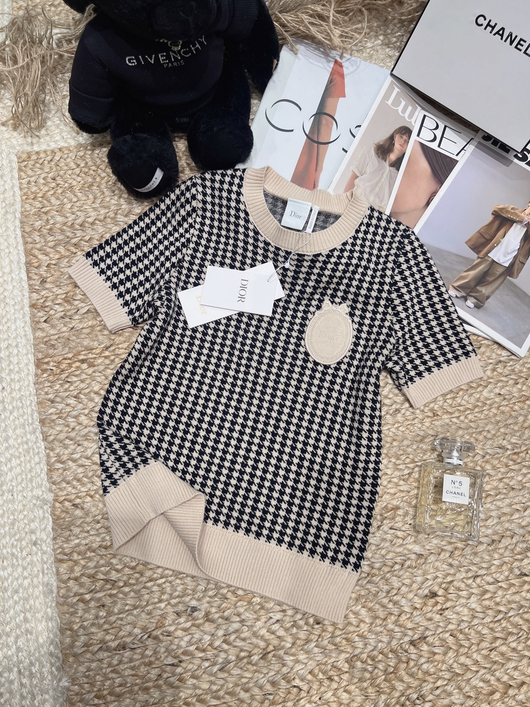 NO:854665,——Dio*——2026 SS houndstooth knitted short sleeves, three colors, simple and classic!  High-quality knitted fabric, soft and elastic, super comfortable to wear in spring and summer~The CD logo on the chest is very recognizable, and the details are perfect. The short-sleeved design can be worn alone or layered, and can be easily used for commuting and leisure. It is elegant and practical. It is one of the iconic items of the D family!  SML,Dior-clothing,dior,dior,loro piana,dior,T-shirt,19860909——Dio*——2026年SS千鸟格针织短袖,三色,简约又经典！高品质针织面料,柔软有弹性,春夏穿超舒服～胸前CD标志超有辨识度,细节满分.短袖设计,单穿or内搭都OK,通勤休闲都能轻松驾驭,优雅又实用,是D家标志性单品之一！SML,迪奥-服装,dior,dior,loro piana,dior,T-shirt,,Women's clothing