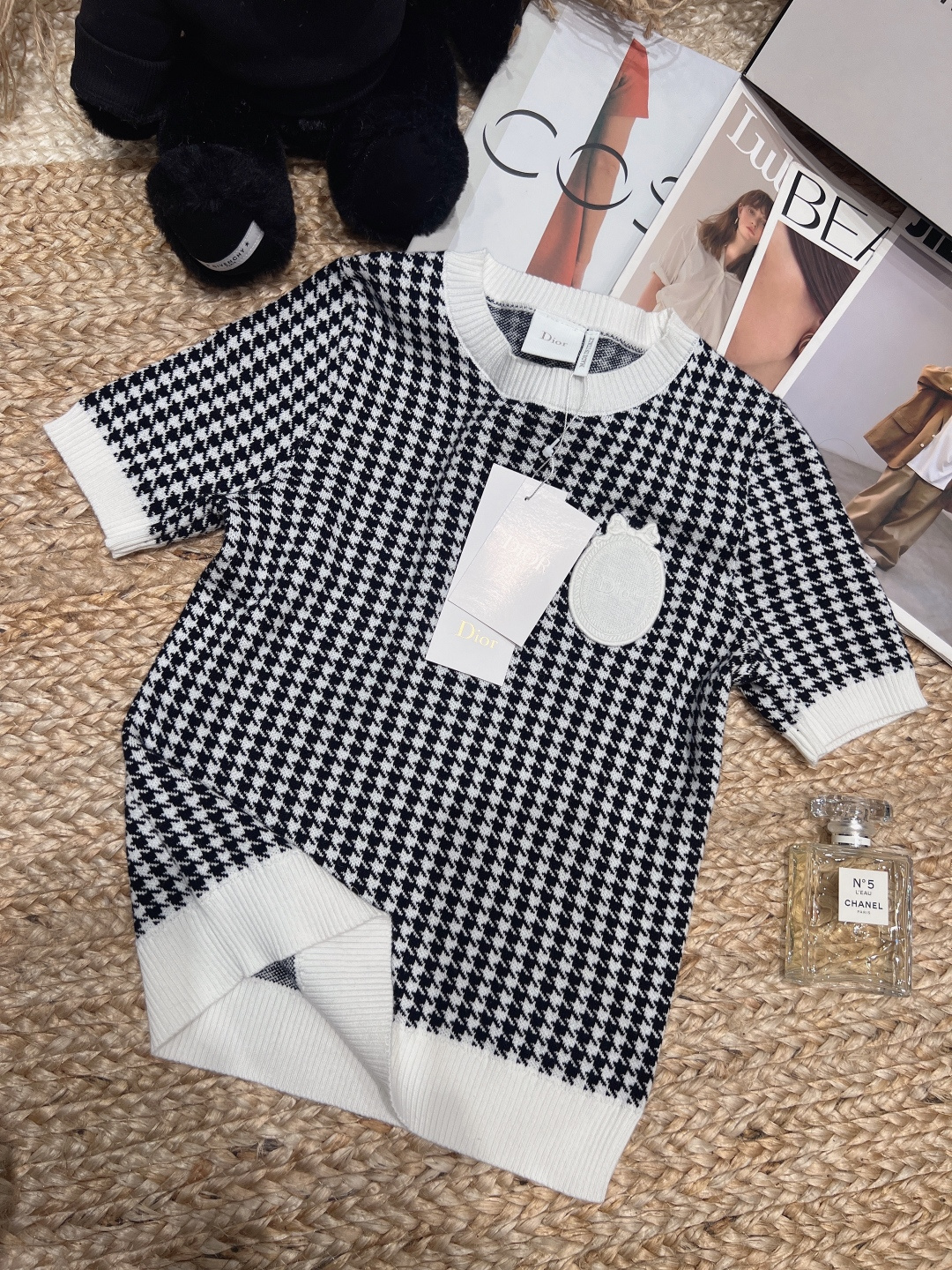 NO:854674,——Dio*——2026 SS houndstooth knitted short sleeves, three colors, simple and classic!  High-quality knitted fabric, soft and elastic, super comfortable to wear in spring and summer~The CD logo on the chest is very recognizable, and the details are perfect. The short-sleeved design can be worn alone or layered, and can be easily used for commuting and leisure. It is elegant and practical. It is one of the iconic items of the D family!  SML,Dior-clothing,dior,dior,loro piana,dior,T-shirt,19860909——Dio*——2026年SS千鸟格针织短袖,三色,简约又经典！高品质针织面料,柔软有弹性,春夏穿超舒服～胸前CD标志超有辨识度,细节满分.短袖设计,单穿or内搭都OK,通勤休闲都能轻松驾驭,优雅又实用,是D家标志性单品之一！SML,迪奥-服装,dior,dior,loro piana,dior,T-shirt,,Women's clothing
