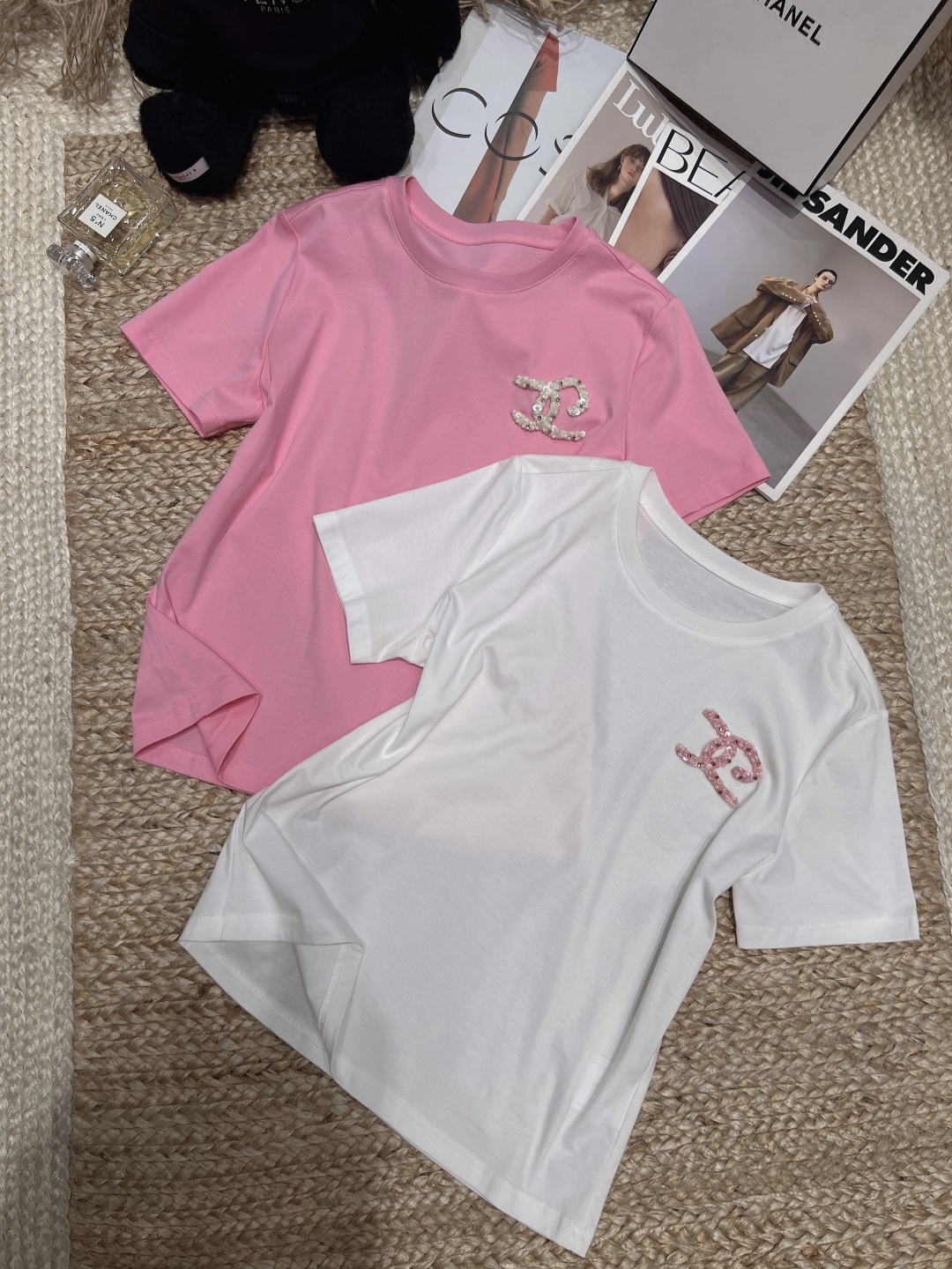 NO:855894,——Chane*——2026 SS Xiaoxiang’s exquisite and extremely short-sleeved T-shirt, made of pure cotton, soft and comfortable, super refreshing to wear in summer!  The pearl 'CC' letter design on the chest is exquisite and recognizable. The simple and elegant style can be easily used for daily commuting or leisure. The shoulder cut modifies the shoulder line, making it slim and neat. It looks good with jeans or skirts and can easily switch between multiple styles~SML,,chanel,skirts,jeans,T-shirt,tees,t-shirt,19860909——Chane*——2026年SS小香精致极简短袖T恤,采用纯棉材质,柔软舒适,夏天穿超清爽！胸前珍珠“CC”字母设计,精致又有辨识度,简约优雅风格,日常通勤或休闲都能轻松驾驭.正肩剪裁修饰肩部线条,显瘦又利落,随便配牛仔裤、半裙都好看,轻松切换多种风格～SML,,chanel,skirts,jeans,T-shirt,tees，t-shirt,,Women's clothing