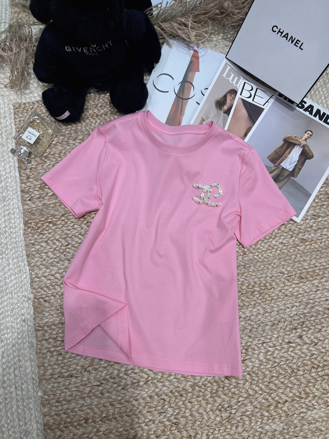 NO:852631,——Chane*——2026 SS Xiaoxiang’s exquisite and extremely short-sleeved T-shirt, made of pure cotton, soft and comfortable, super refreshing to wear in summer!  The pearl 'CC' letter design on the chest is exquisite and recognizable, with a simple and elegant style that can be easily controlled for daily commuting or leisure. The shoulder cut modifies the shoulder line, making it slim and neat. It looks good with jeans or skirts, and it is easy to switch between multiple styles~SML, Chanel-clothing, chanel, chanel, loro piana, skirts, jeans, T-shirt, tees, t-shirt,19860909——Chane*——2026年SS小香精致极简短袖T恤,采用纯棉材质,柔软舒适,夏天穿超清爽！胸前珍珠“CC”字母设计,精致又有辨识度,简约优雅风格,日常通勤或休闲都能轻松驾驭.正肩剪裁修饰肩部线条,显瘦又利落,随便配牛仔裤、半裙都好看,轻松切换多种风格～SML,香奈儿-服装,chanel,chanel,loro piana,skirts,jeans,T-shirt,tees，t-shirt,,Women's clothing