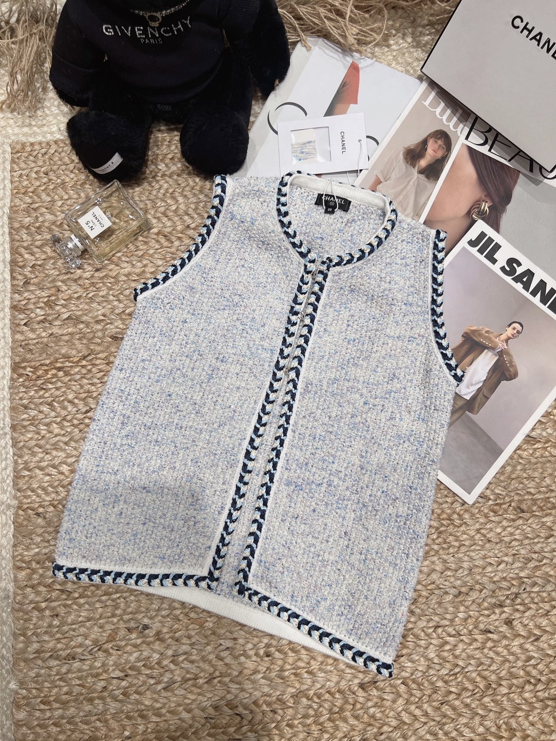 NO:877949,——chane*——2026 spring and summer new knitted vest Rabbit Starship, cotton + cashmere material, light and breathable, contrasting woven edges + simple texture, super details, easy to get lazy style or French elegant style ~ Size SML,,chanel,19860909——chane*——2026春夏新款针织马甲兔子星船,棉+羊绒材质,轻薄透气,撞色编织边+简约纹理,细节超加分,轻松get慵懒风or法式优雅风～码数SML,,chanel,,Women's clothing