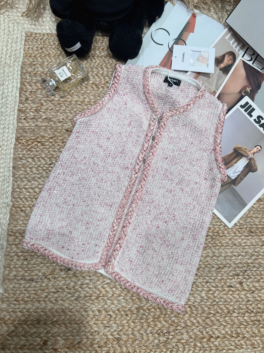 NO:877951,——chane*——2026 spring and summer new knitted vest Rabbit Starship, cotton + cashmere material, light and breathable, contrasting woven edges + simple texture, super details, easy to get lazy style or French elegant style ~ Size SML,,chanel,19860909——chane*——2026春夏新款针织马甲兔子星船,棉+羊绒材质,轻薄透气,撞色编织边+简约纹理,细节超加分,轻松get慵懒风or法式优雅风～码数SML,,chanel,,Women's clothing