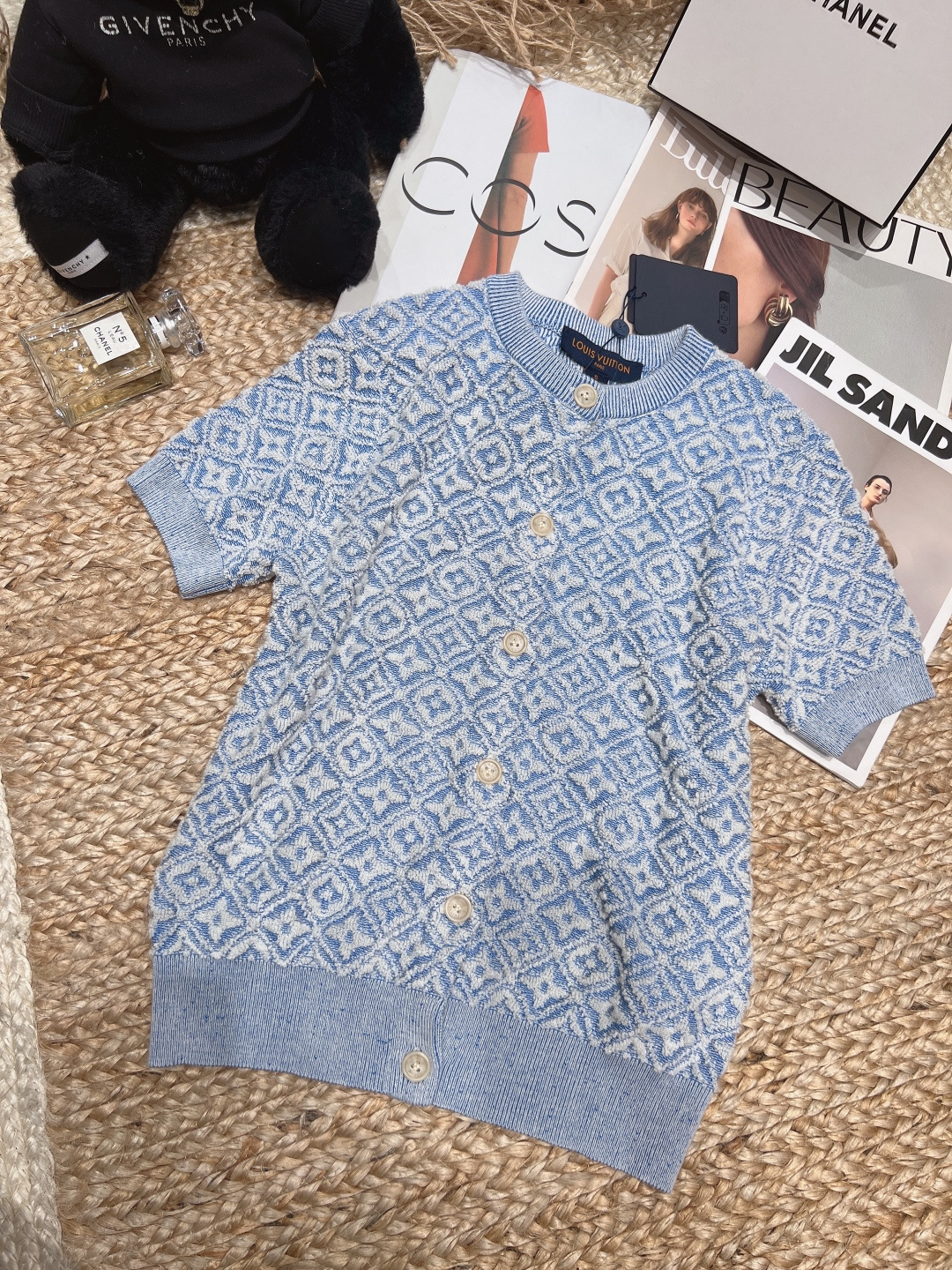 NO:864805,——L*V——2026 spring and summer new knitted short-sleeved cardigan, blue and white color + geometric pattern, fresh and simple, with a holiday atmosphere!  High-quality knitted fabric, soft and comfortable, perfect for spring and summer. Button placket design, LV classic elements, perfect fashion sense!  Size SML,Louis Vuitton-clothing,louis vuitton,louis vuitton,loro piana,T-shirt,19860909——L*V——2026春夏新款针织短袖开衫,蓝白配色+几何图案,清新简约超有度假氛围感！高品质针织面料,柔软舒适,春夏穿超合适.纽扣开襟设计,LV经典元素加持,时尚感满分！码数SML,路易威登-服装,louis vuitton,louis vuitton,loro piana,T-shirt,,Women's clothing