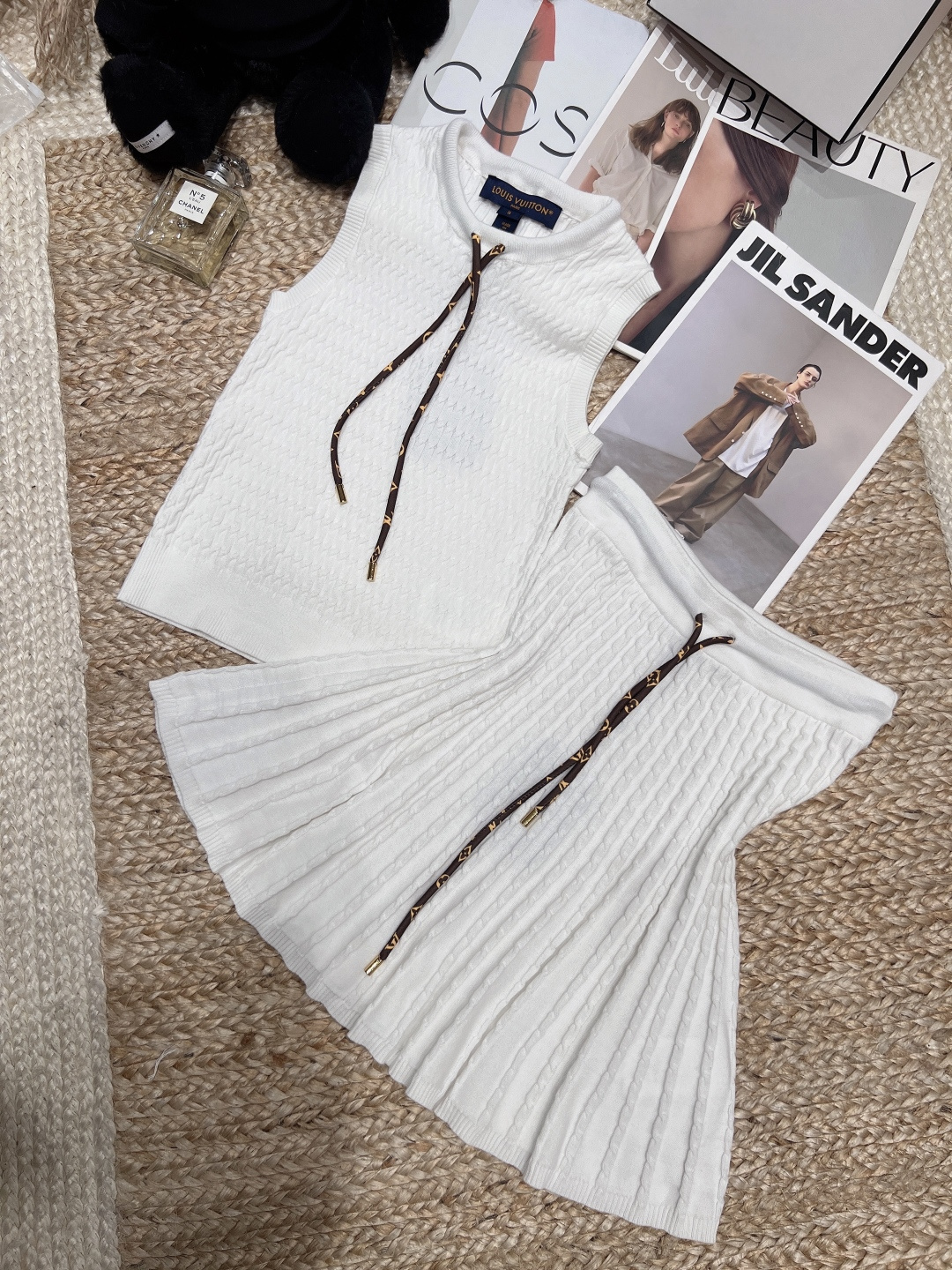 NO:864794,——L*V——2026 SS Lujia knitted suit, sleeveless top + pleated skirt, made of high-quality knitted fabric, soft and elastic, super comfortable to wear!  The top is simple and elegant, with very recognizable drawstring details on the chest. The drawstring waist + pleated design of the skirt is full of layers, elegant and practical. A set of SML, Louis Vuitton-clothing, louis vuitton, louis vuitton, loro piana, louis vuitton, skirts,19860909——L*V——2026年SS驴家针织套装,无袖上衣+百褶半身裙,采用高品质针织面料,柔软有弹性,穿着超舒适！上衣简约大方,胸前抽绳细节超有辨识度,半身裙腰部抽绳+百褶设计,层次感满满,优雅又实用.一套SML,路易威登-服装,louis vuitton,louis vuitton,loro piana,louis vuitton,skirts,,Women's clothing