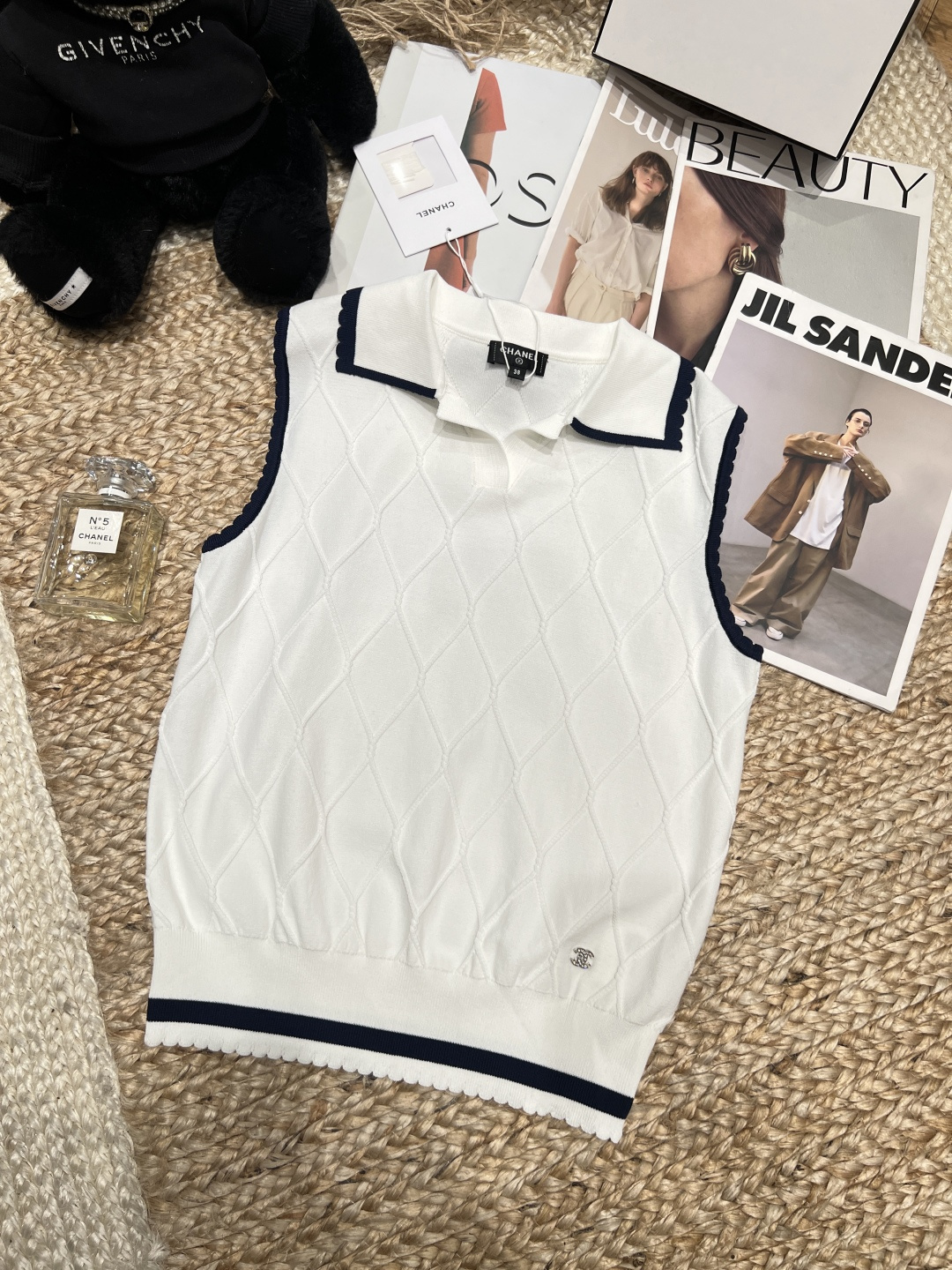 NO:875157,——chane*——2026 spring and summer new diamond knitted vest, college style diamond white knitted fabric + dark blue contrasting edges, simple and exquisite. The diamond texture enhances the layering. Polo collar + small logo in the lower corner, perfect details!  Easily get college style or sweet girl style, suitable for daily outings and campus, comfortable and fashionable~Size SML,,chanel,19860909——chane*——2026春夏新款菱格针织背心,学院风菱格白色针织面料+深蓝撞色边,简约又精致.菱格纹理提升层次感.Polo领+下角小标志,细节满分！轻松get学院风or甜妹风,日常出街、校园都很适合,舒适又时髦～码数SML,,chanel,,Women's clothing