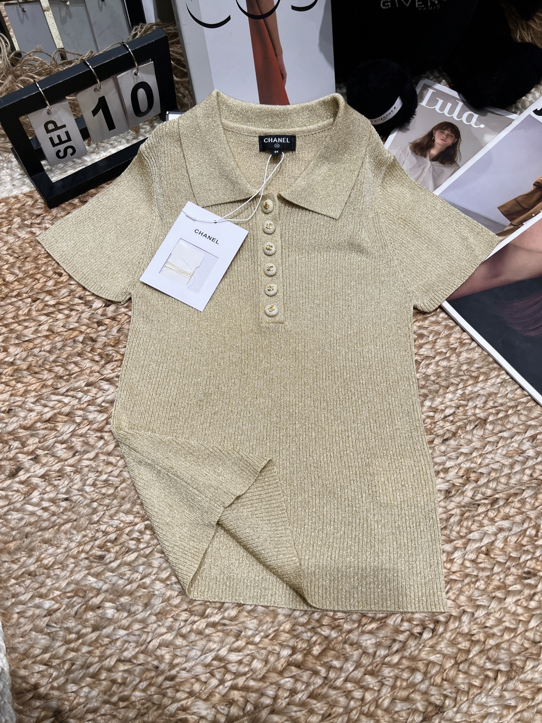 NO:864817,——chane*——2026 spring and summer new knitted Polo shirt, vertical pit stripe texture design, soft and skin-friendly fabric, excellent breathability, Polo collar + four buttons, retro and elegant, light gold, low-key and high-end, slim fit. Size SML, Dior-clothing, chanel, dior, loro piana,19860909——chane*——2026春夏新款针织Polo衫,竖坑条纹理设计,面料柔软亲肤,透气性超棒,Polo领+四颗纽扣,复古又优雅,浅金色低调高级,修身版型.码数SML,迪奥-服装,chanel,dior,loro piana,,Women's clothing