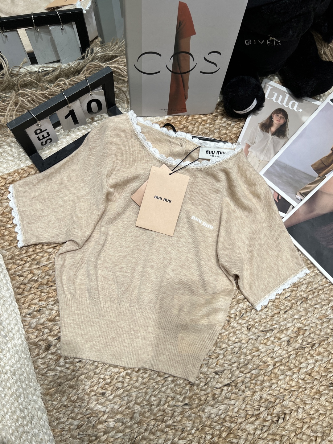 NO:871149,——Miu mi*——2026 spring and summer new knitted short-sleeved top, soft fabric + white lace, full of sophistication!  The round neck design is simple and elegant, and the knitted material is breathable and comfortable. Size SML, miumiu, T-shirt,19860909——Miu mi*——2026春夏新款针织短袖上衣柔软面料+白色花边,精致感满满！圆领设计简约大方,针织材质透气又舒适码数SML,,miumiu,T-shirt,,Women's clothing