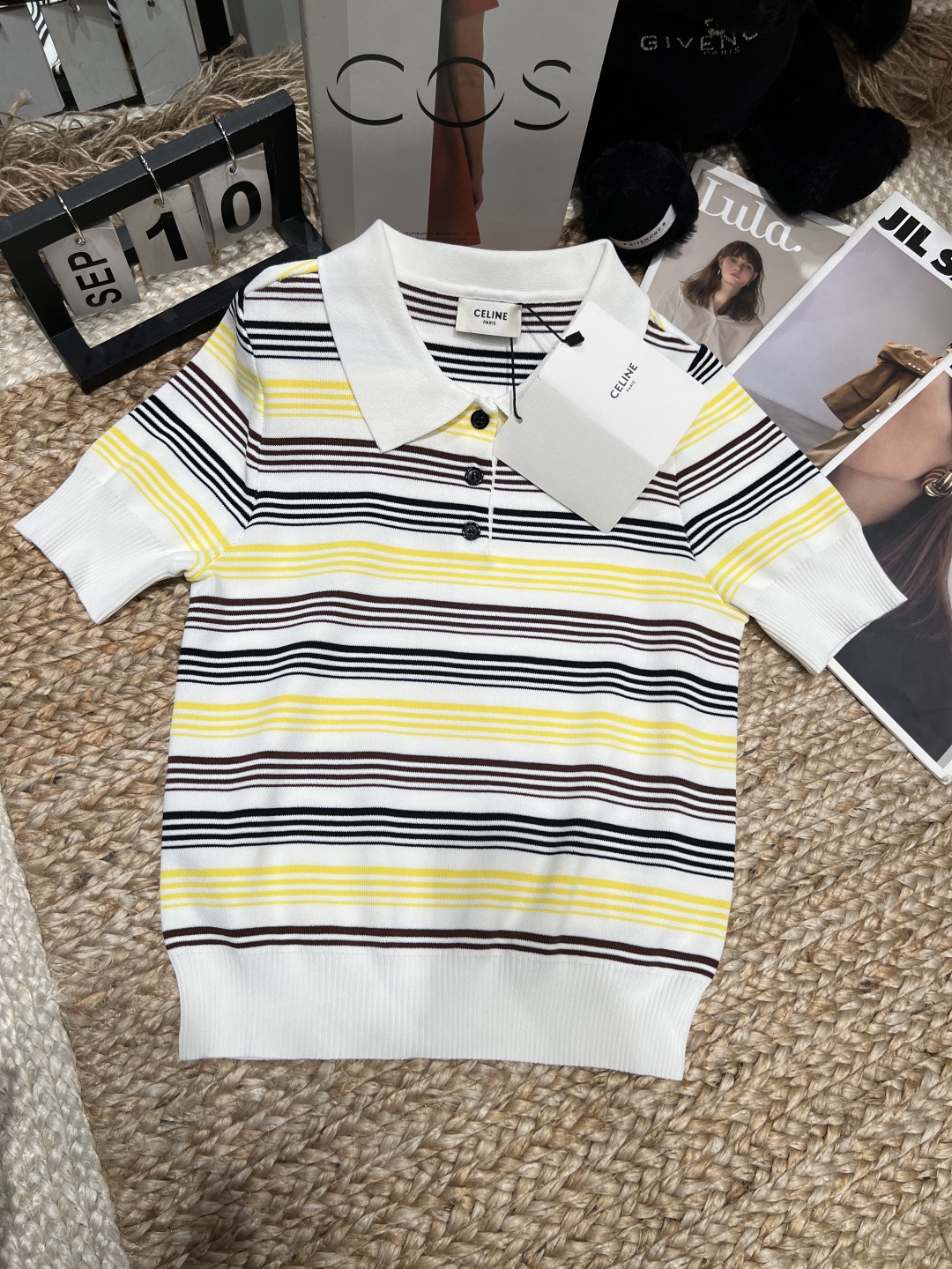 NO:864782,——Celin*——2026 SS striped knitted Polo shirt, made of soft knitted fabric, comfortable and breathable to wear. White background with yellow, black and brown stripes, simple and lively, Polo collar + short sleeve design, perfect for spring and summer!  Black button details enhance the texture!  Size SML, Celine-clothing, celine, celine, loro piana, T-shirt,19860909——Celin*——2026年SS条纹针织Polo衫,采用柔软针织面料,穿着舒适透气.白色底色搭配黄、黑、棕条纹,简约又活泼,Polo领+短袖设计,春夏穿超合适！黑色纽扣细节提升质感！码数SML,赛琳-服装,celine,celine,loro piana,T-shirt,,Women's clothing
