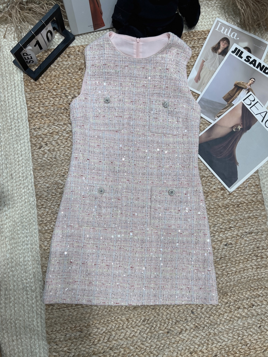 NO:864876,——Self-Portra*——The 2026 spring and summer new sequined tweed dress has a classic small fragrance design, embellished with fine sequin beads, low-key and sparkling. The A-line version can be easily worn in daily life or at parties. The pink is gentle and elegant, full of French atmosphere, a must-have for delicate girls!  Size SML, women's clothing, loro piana, skirts,19860909——Self-Portra*——2026春夏新款亮片粗花呢连衣裙经典小香风设计,细密亮片珠子点缀,低调闪耀.A字版型,日常或聚会都能轻松驾驭.粉色温柔优雅,法式氛围感满满,精致女孩必入！码数SML,女装,loro piana,skirts,,Women's clothing