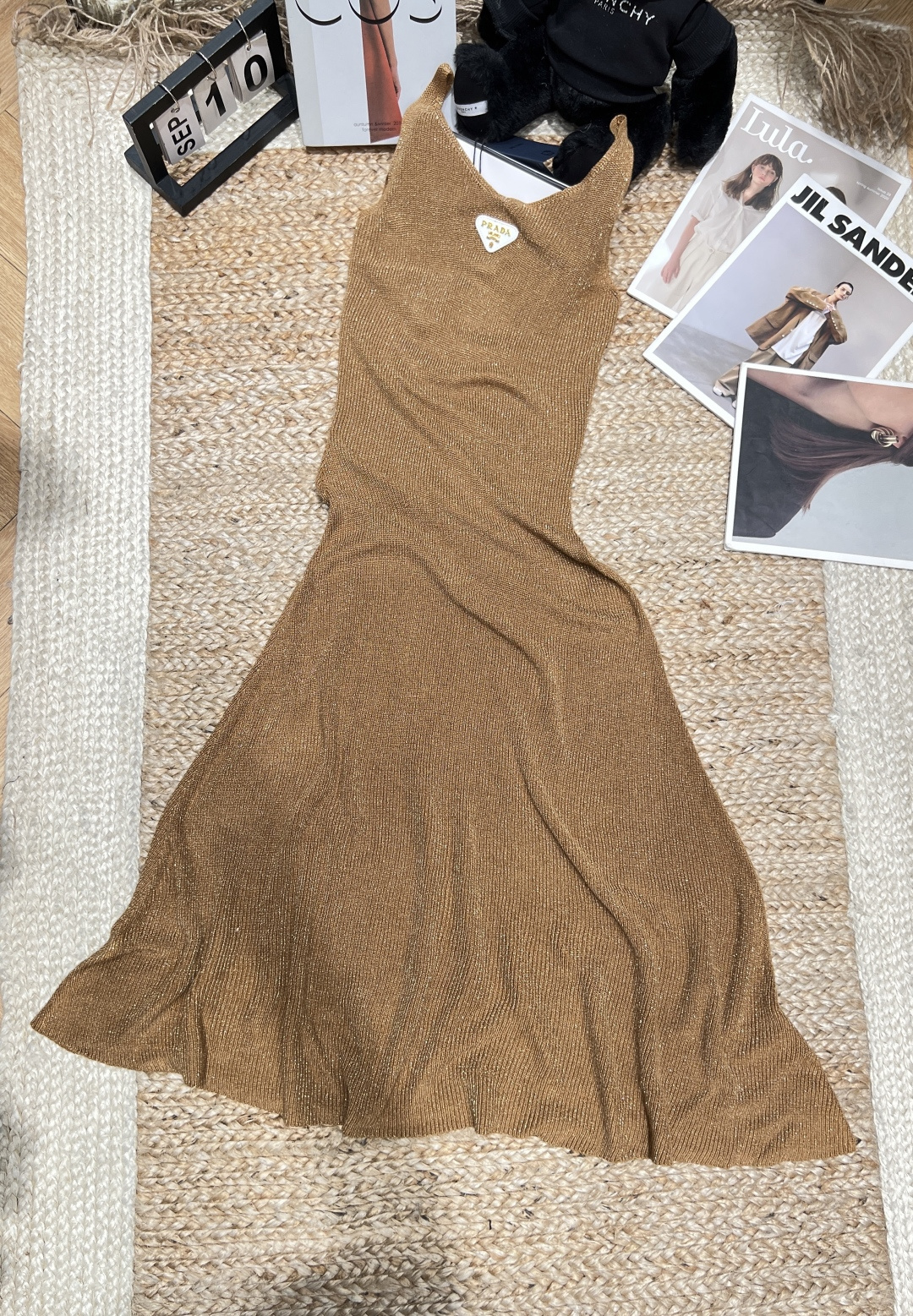 NO:886413,——prad*——2026 spring and summer new knitted suspender dress, made of soft knitted fabric, good elasticity and close-fitting, slim fit + slightly flared skirt, showing body curves and very elegant. The suspender design is simple and elegant, wear alone or with a coat size SML, Prada - clothing, loro piana, prada, prada, skirts, jackets & coats,19860909——prad*——2026春夏新款针织吊带连衣裙,采用柔软针织面料,弹性好又贴身,修身剪裁+微喇叭裙摆,显身材曲线还很飘逸.吊带设计简约大方,单穿或搭配外套码数SML,普拉达-服装,loro piana,prada,prada,skirts,jackets & coats,,Women's clothing