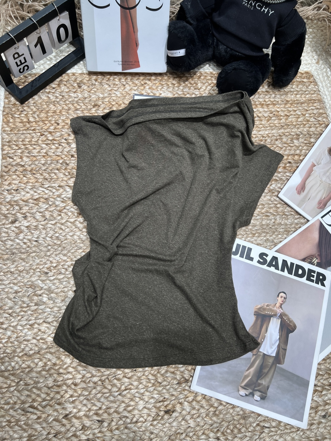 NO:868908,——Niche——2026 SS slanted shoulder T-shirt is made of Lyocell Tencel fabric, which is light and breathable, and super comfortable to wear in summer!  Sloping shoulders + swing collar design, elegant and sexy, slim fit, slimming and temperament, size SML, tees, t-shirt,19860909——小众——2026年SS斜肩T恤采用莱赛尔天丝面料,轻薄透气,夏天穿超舒服！斜肩+荡领设计,优雅又有小性感,修身剪裁显瘦显气质码数SML,,tees，t-shirt,,Women's clothing