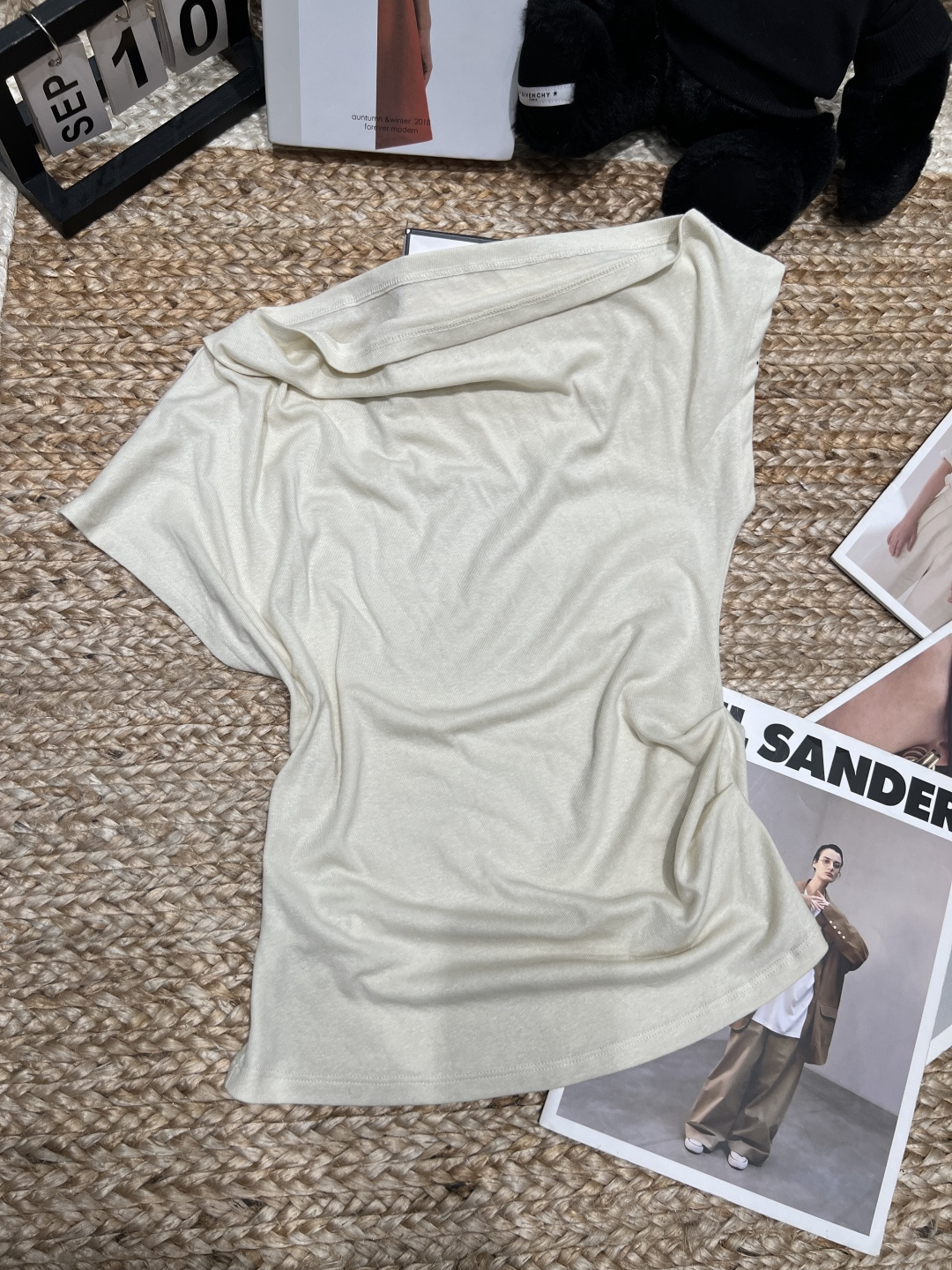 NO:864865,——Niche——2026 SS slanted shoulder T-shirt is made of Lyocell Tencel fabric, which is light and breathable, and super comfortable to wear in summer!  Sloping shoulders + swing collar design, elegant and sexy, slim fit, slimming and temperament, size SML, women's clothing, loro piana, tees, t-shirt,19860909——小众——2026年SS斜肩T恤采用莱赛尔天丝面料,轻薄透气,夏天穿超舒服！斜肩+荡领设计,优雅又有小性感,修身剪裁显瘦显气质码数SML,女装,loro piana,tees，t-shirt,,Women's clothing