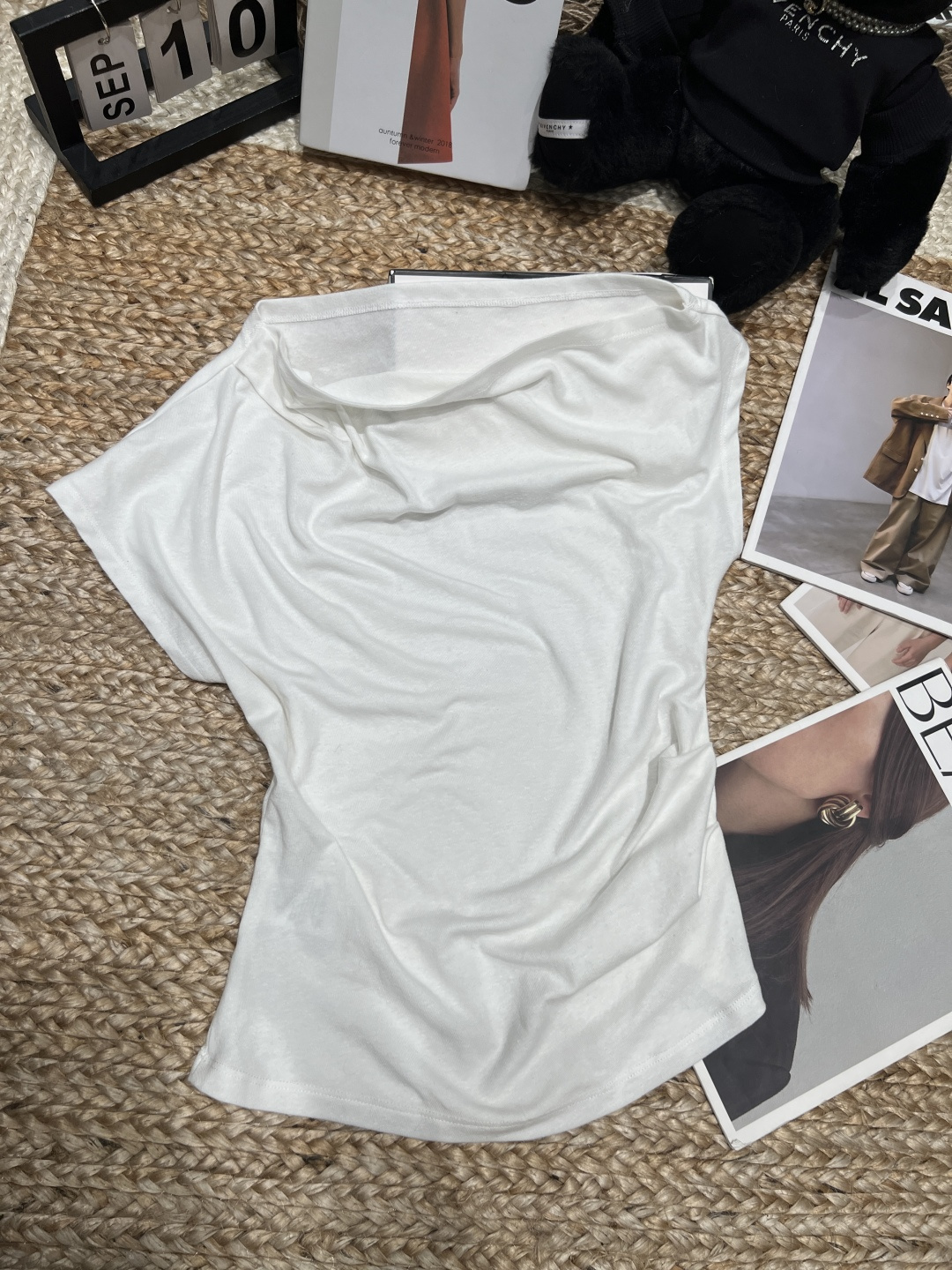 NO:868897,——Niche——2026 SS slanted shoulder T-shirt is made of Lyocell Tencel fabric, which is light and breathable, and super comfortable to wear in summer!  Sloping shoulders + swing collar design, elegant and sexy, slim fit, slimming and temperament, size SML, tees, t-shirt,19860909——小众——2026年SS斜肩T恤采用莱赛尔天丝面料,轻薄透气,夏天穿超舒服！斜肩+荡领设计,优雅又有小性感,修身剪裁显瘦显气质码数SML,,tees，t-shirt,,Women's clothing