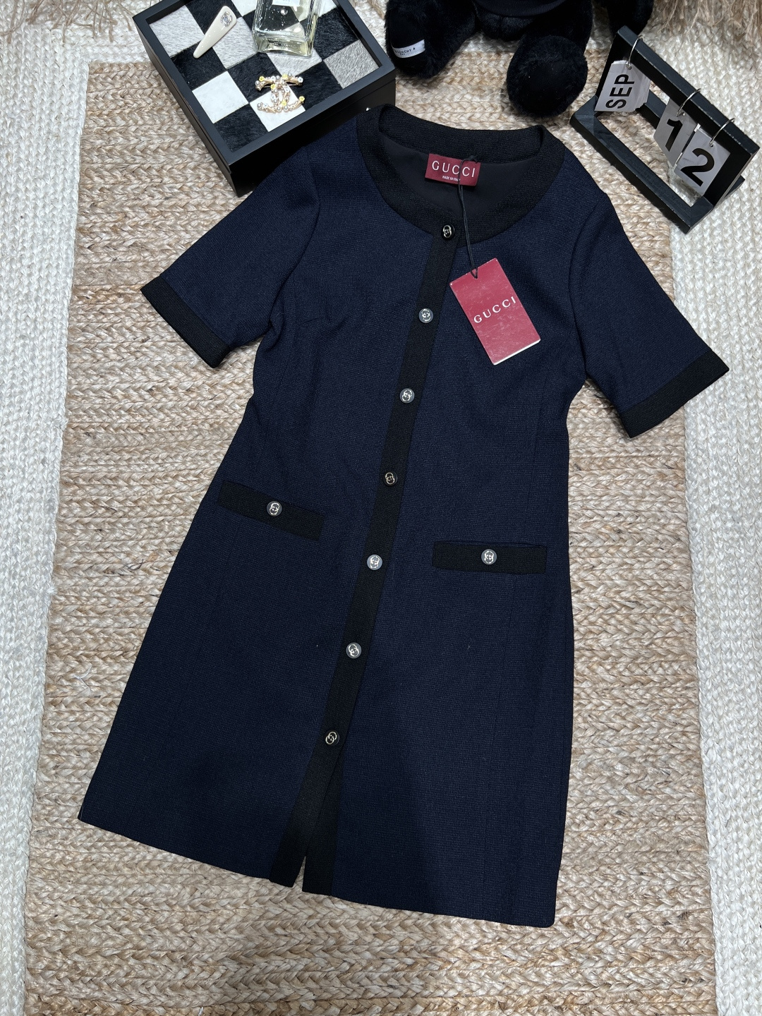 NO:864851,——Gucc*——2026 spring and summer new tweed dress, classic tweed material, thick and stylish!  Round neck + short sleeve design, embellished with metal buttons, full of details. Symmetrical pockets on both sides, practical and good-looking. The overall tailoring is neat, elegant and retro, and it directly adds to your temperament!  Size SML, Gucci-clothing, gucci, gucci, loro piana, skirts, T-shirt,19860909——Gucc*——2026春夏新款粗花呢连衣裙,经典粗花呢材质,质感厚实有型！圆领+短袖设计,金属纽扣点缀,细节满分.两侧对称口袋,实用又好看.整体剪裁利落,优雅复古,气质直接拉满！码数SML,古驰-服装,gucci,gucci,loro piana,skirts,T-shirt,,Women's clothing