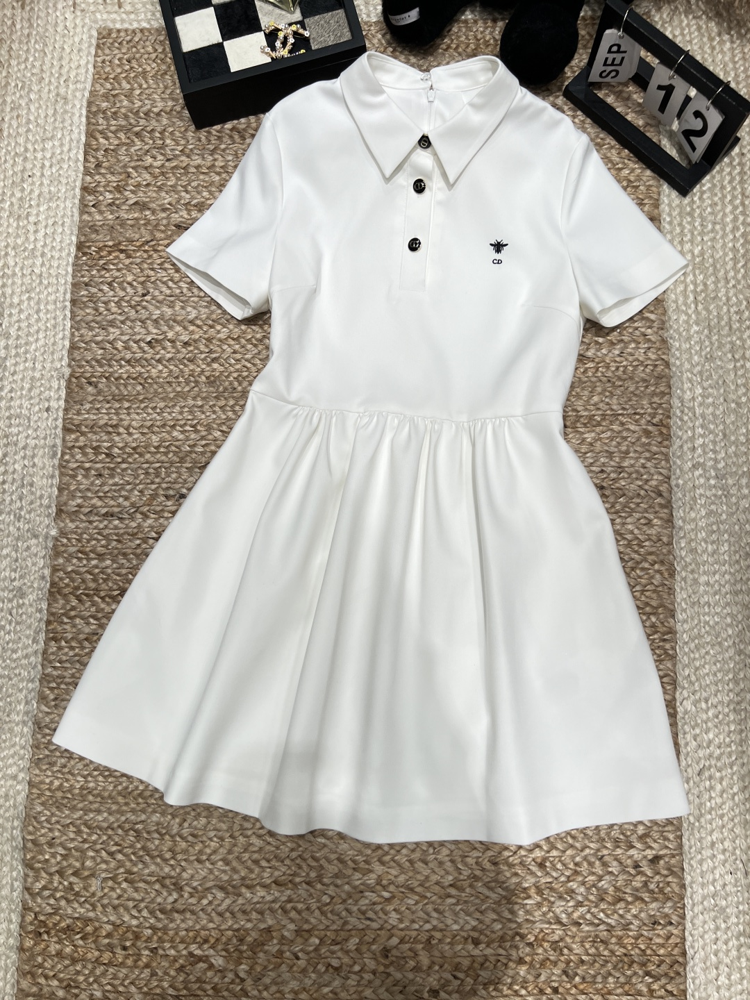 NO:864830,——Dio*——2026 SSD Polo collar dress with classic lapel + black buttons, simple and detailed!  The A-line waist design makes you look slimmer and flatters your figure. The small embroidery on the chest is super delicate, full of college style, reduces age and is versatile. SML, Dior-clothing, dior, dior, loro piana, dior, skirts,19860909——Dio*——2026年SSD家Polo领连衣裙经典翻领+黑色纽扣,简约又有细节感！A字收腰设计,显瘦又修饰身材.胸前小刺绣超精致,学院风满满,减龄又百搭码数SML,迪奥-服装,dior,dior,loro piana,dior,skirts,,Women's clothing