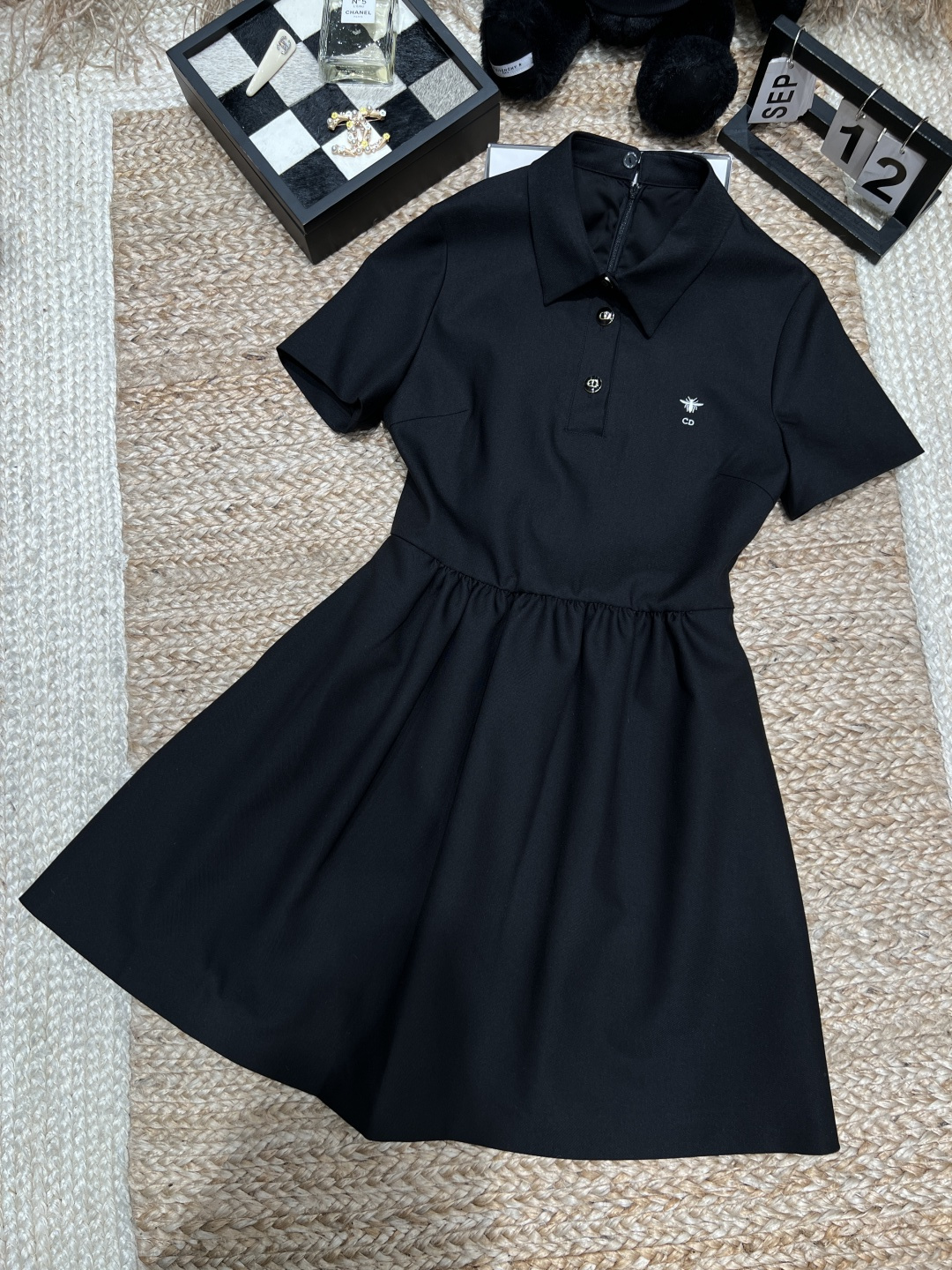 NO:864841,——Dio*——2026 SSD Polo collar dress with classic lapel + black buttons, simple and detailed!  The A-line waist design makes you look slimmer and flatters your figure. The small embroidery on the chest is super delicate, full of college style, reduces age and is versatile. SML, Dior-clothing, dior, dior, loro piana, dior, skirts,19860909——Dio*——2026年SSD家Polo领连衣裙经典翻领+黑色纽扣,简约又有细节感！A字收腰设计,显瘦又修饰身材.胸前小刺绣超精致,学院风满满,减龄又百搭码数SML,迪奥-服装,dior,dior,loro piana,dior,skirts,,Women's clothing