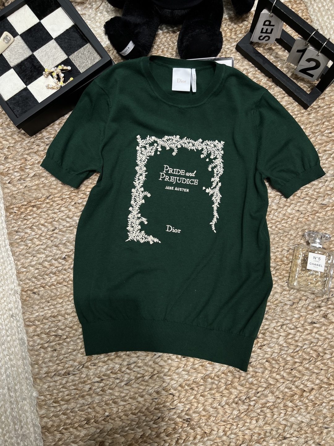 NO:867657,——Dio*——The 2026 SSD short-sleeved sweater is themed 'Pride and Prejudice', with dark green main color + white floral border, full of literary sense. High-quality cotton fabric, soft and comfortable. 'PRIDE and PREJUDICE' words + Dior logo on the chest, full brand recognition!  Proper high-end fashion items ~ size SML, dior, dior, T-shirt,19860909——Dio*——2026年SSD家短袖针织衫以《傲慢与偏见》为主题,深绿色主色调+白色花卉边框,文学感满满.高品质棉质面料,柔软舒适.胸前“PRIDE and PREJUDICE”字样+Dior标志,品牌辨识度拉满！妥妥高端时尚单品～码数SML,,dior,dior,T-shirt,,Women's clothing