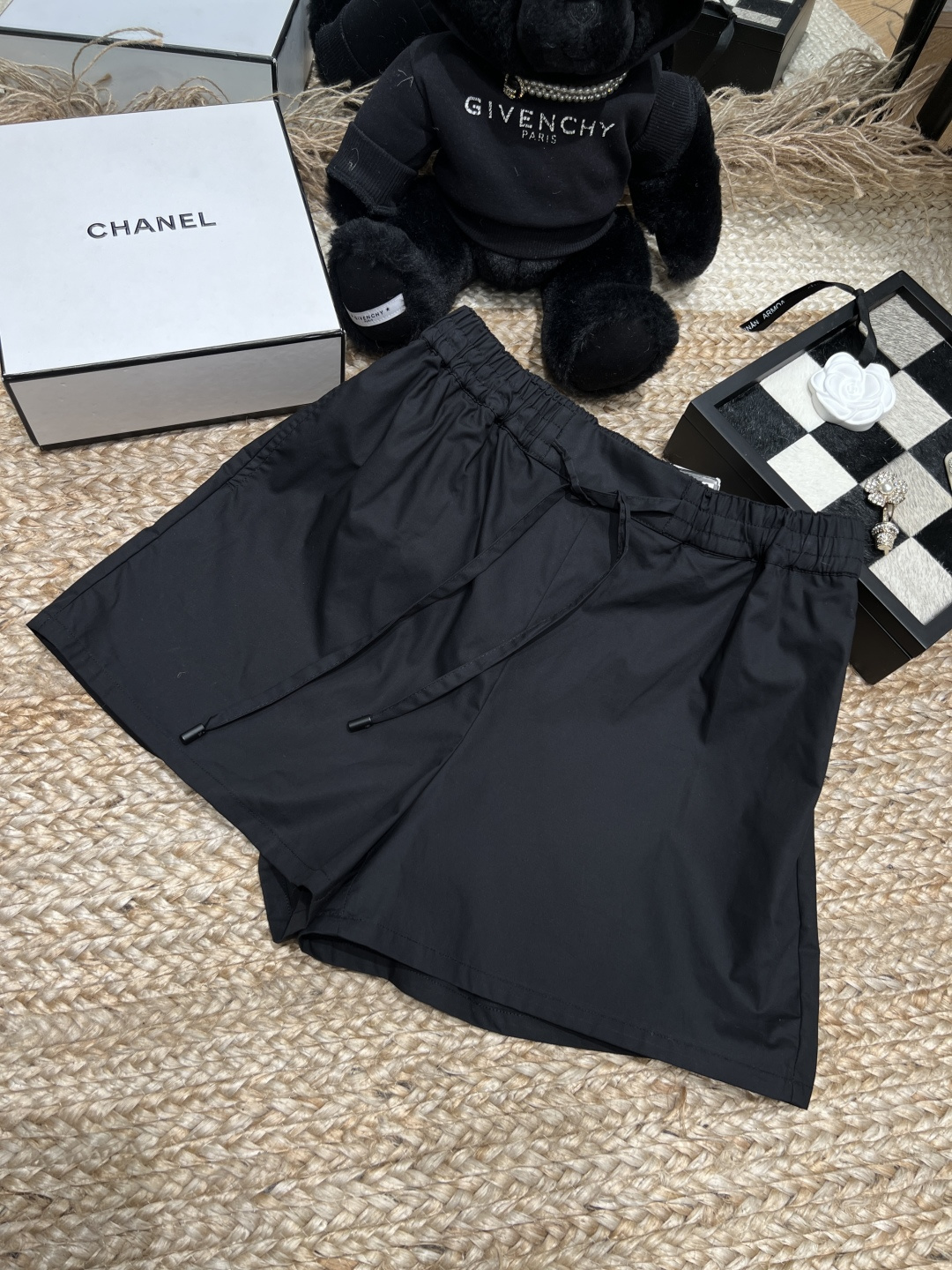 NO:864887,——Hermè*——2026 SS elastic waist shorts, made of light and breathable fabric, super comfortable to wear in summer!  The elastic waist design makes it easy to put on and take off and fits well, and is suitable for all body types. The pants are simple and the embroidered pockets on the side are very detailed, practical and beautiful. The A-line version modifies the leg shape and has a perfect slimming effect!  It can be easily used for daily leisure, home, and vacation. Pair it with a T-shirt or shirt, and you can easily get a lazy and casual style ~ size SML, Hermes-clothing, hermes, hermes, loro piana, shorts, shirts, tees, t-shirt,19860909——Hermè*——2026年SS松紧腰短裤,采用轻薄透气面料,夏天穿超舒服！松紧腰设计,穿脱方便又贴合,适合各种身材～裤身简约,侧边刺绣口袋超有细节感,实用又好看.A字版型修饰腿型,显瘦效果满分！日常休闲、居家、度假都能轻松驾驭,搭配T恤或衬衫,轻松get慵懒随性风~码数SML,爱马仕-服装,hermes,hermes,loro piana,shorts,shirts,tees，t-shirt,,Women's clothing