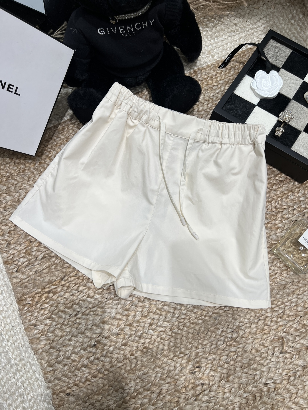 NO:868947,——Hermè*——2026 SS elastic waist shorts, made of light and breathable fabric, super comfortable to wear in summer!  The elastic waist design makes it easy to put on and take off and fits well, and is suitable for all body types. The pants are simple and the embroidered pockets on the side are very detailed, practical and beautiful. The A-line version modifies the leg shape and has a perfect slimming effect!  It can be easily used for daily leisure, home, and vacation. Pair it with a T-shirt or shirt, and you can easily get a lazy and casual style~ Size SML, hermes, shorts, shirts, tees, t-shirt,19860909——Hermè*——2026年SS松紧腰短裤,采用轻薄透气面料,夏天穿超舒服！松紧腰设计,穿脱方便又贴合,适合各种身材～裤身简约,侧边刺绣口袋超有细节感,实用又好看.A字版型修饰腿型,显瘦效果满分！日常休闲、居家、度假都能轻松驾驭,搭配T恤或衬衫,轻松get慵懒随性风~码数SML,,hermes,shorts,shirts,tees，t-shirt,,Women's clothing